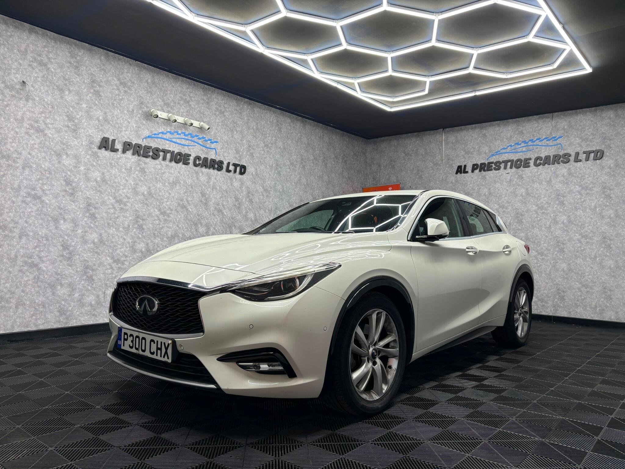 Infiniti Q30 main image