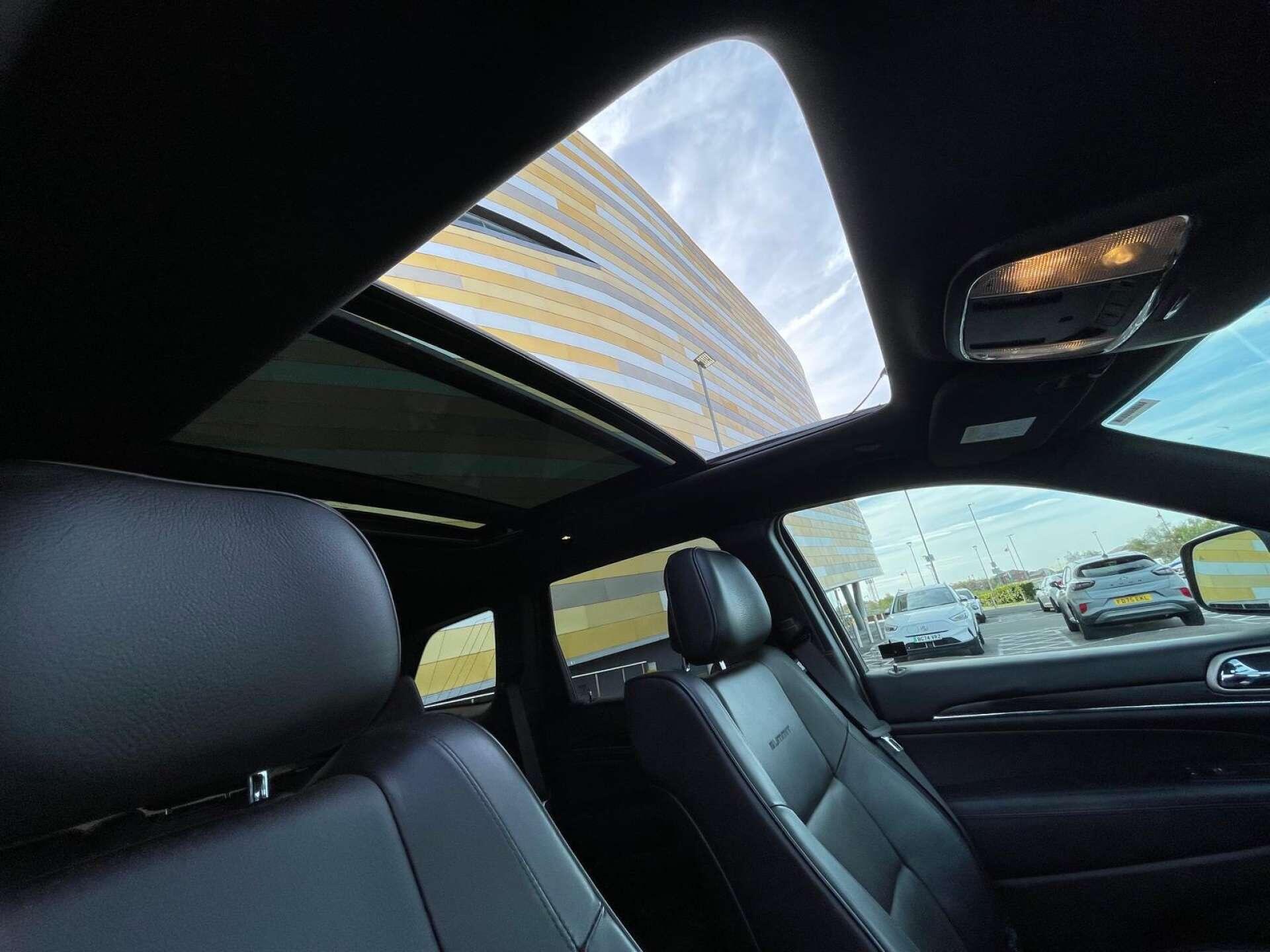 Jeep Grand Cherokee view 14
