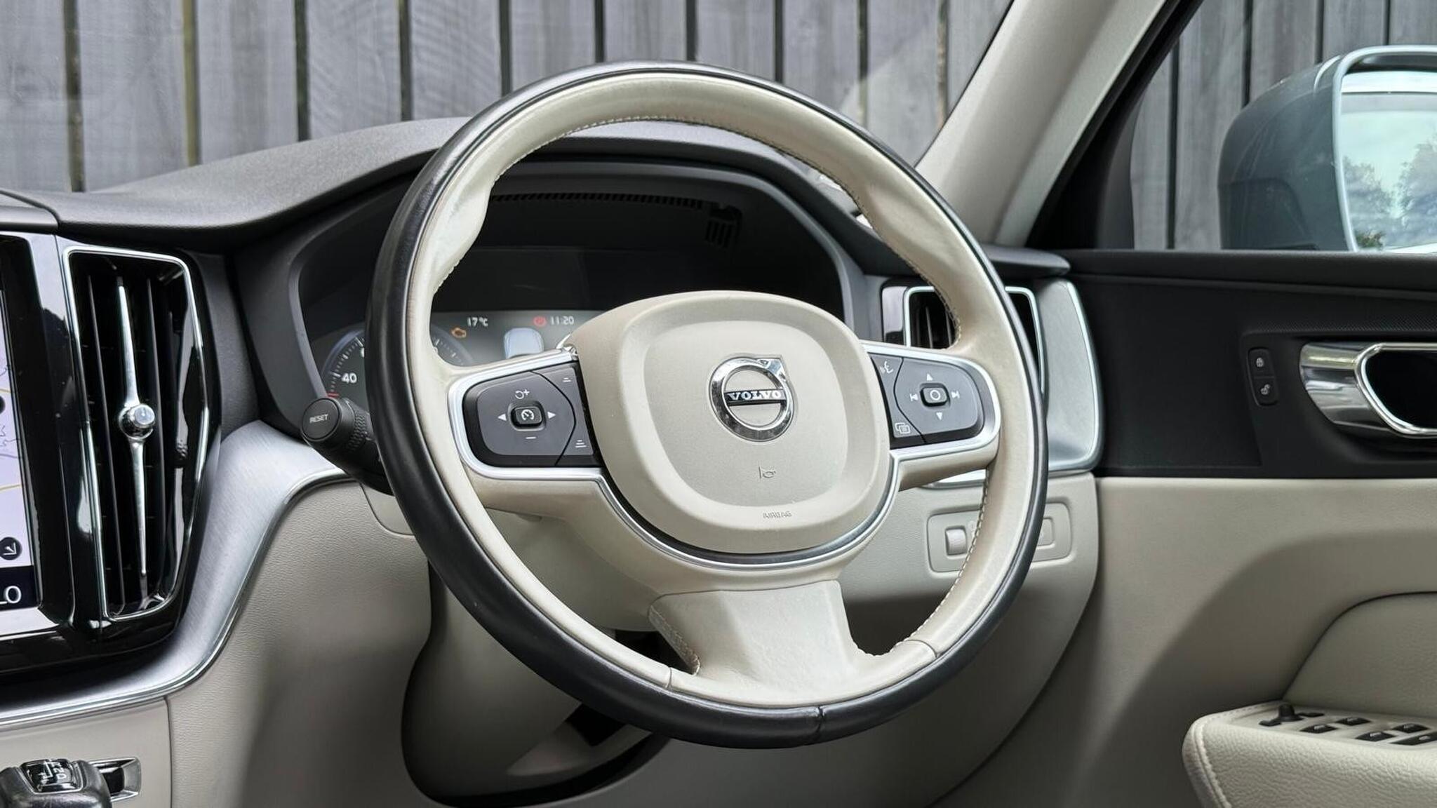 Volvo XC60 view 15