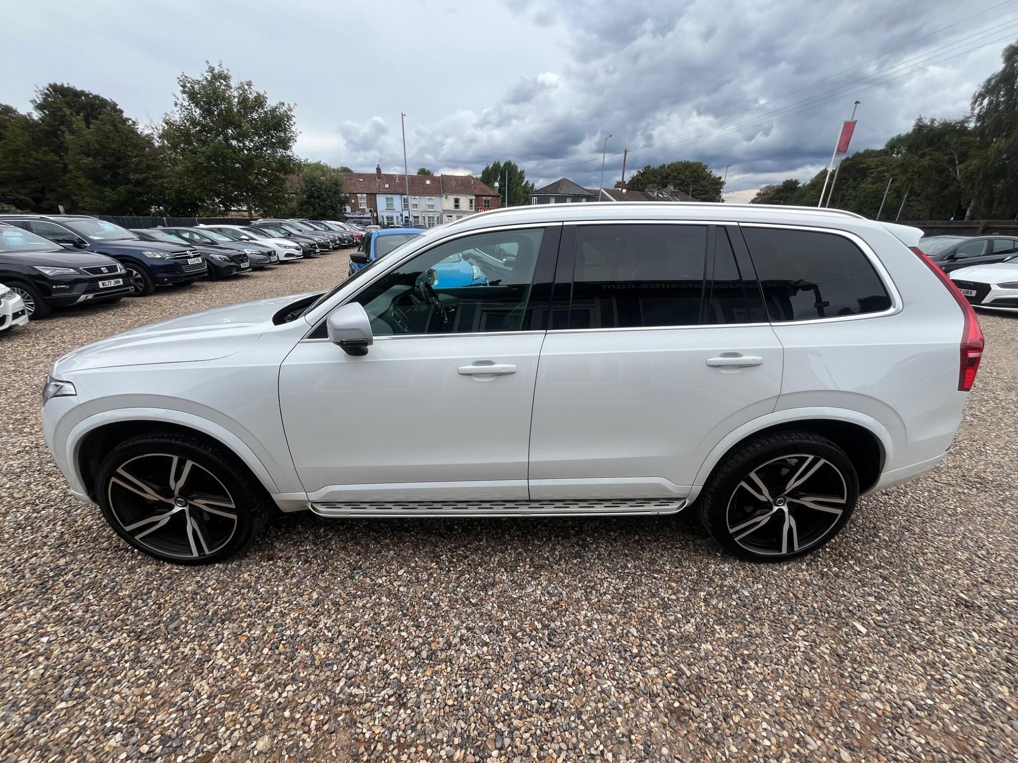 Volvo XC90 view 9