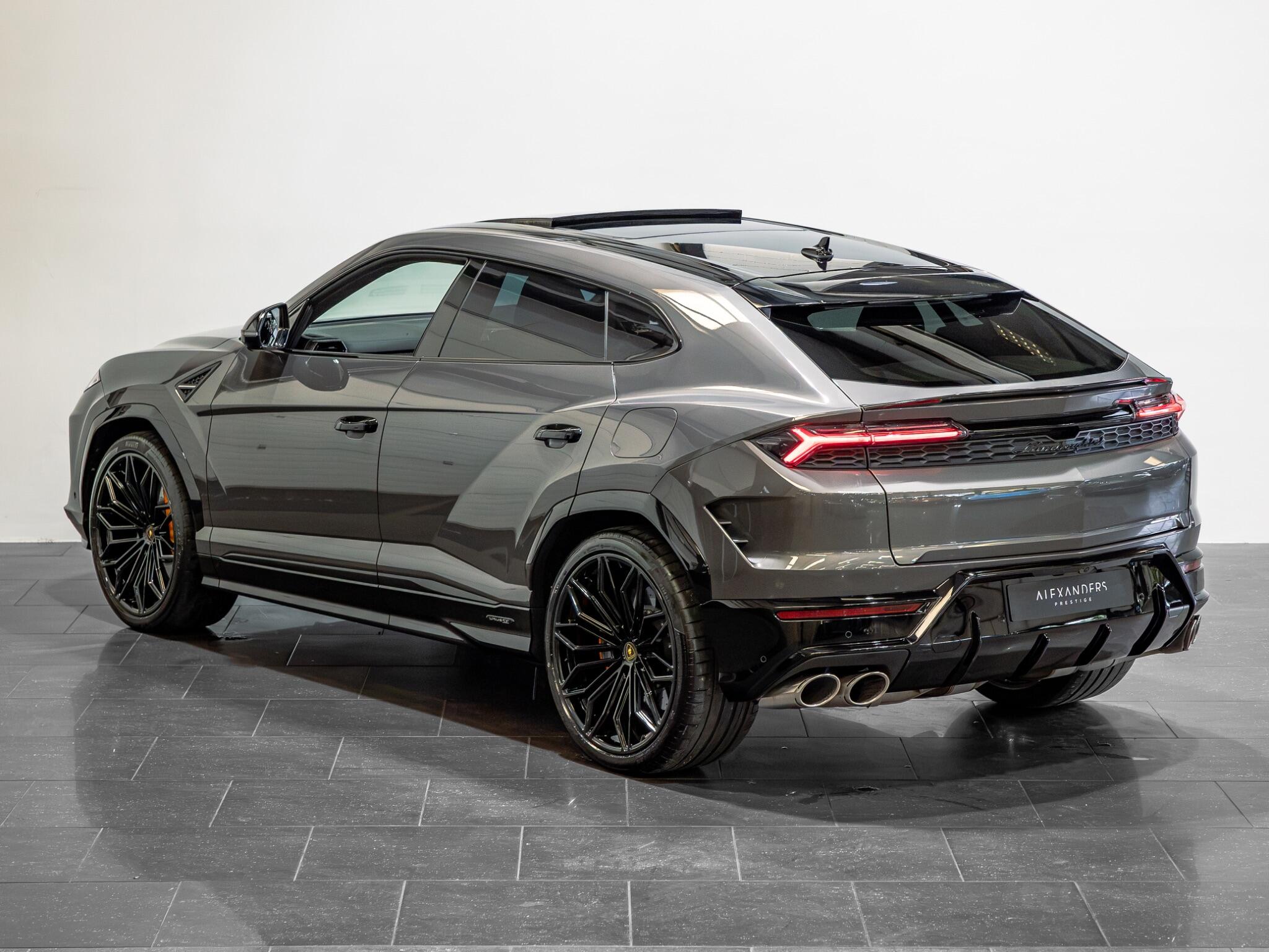 Lamborghini Urus view 5