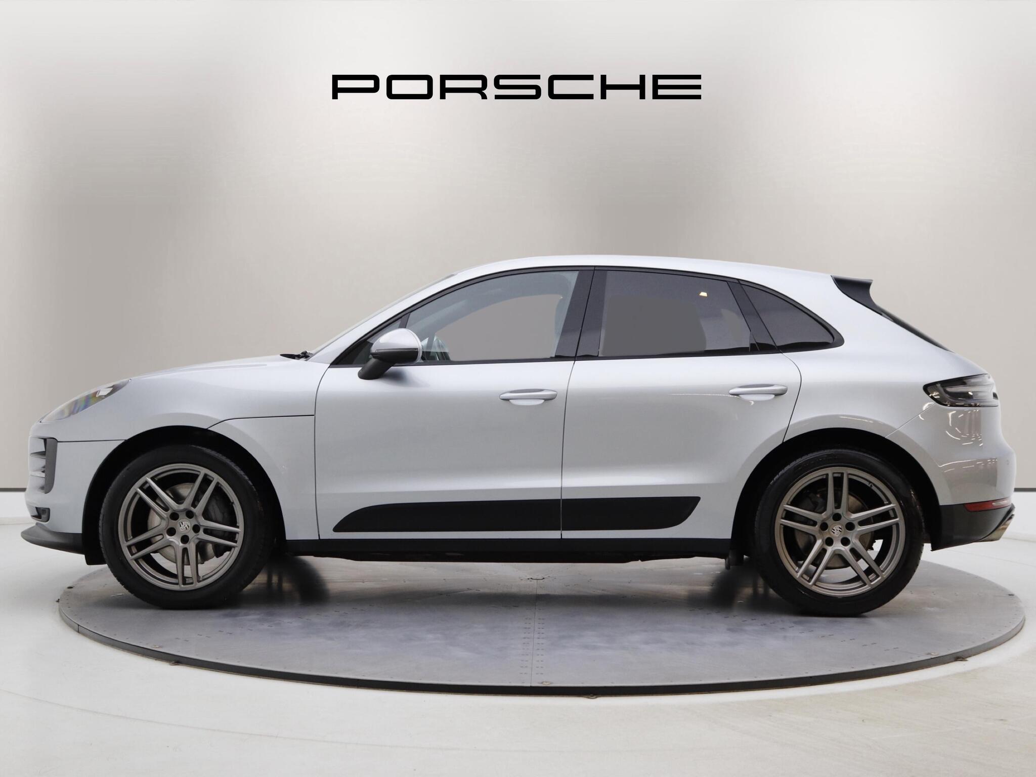 Porsche Macan view 4