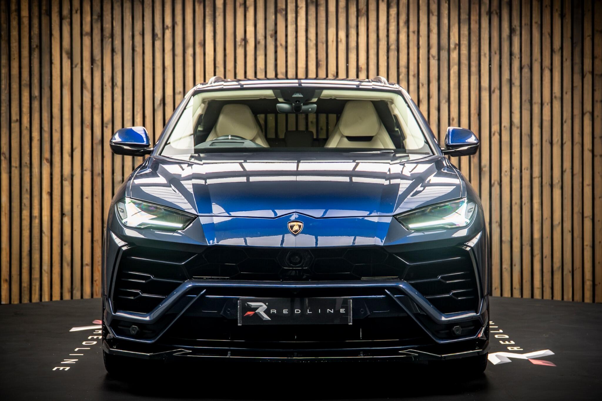 Lamborghini Urus view 5