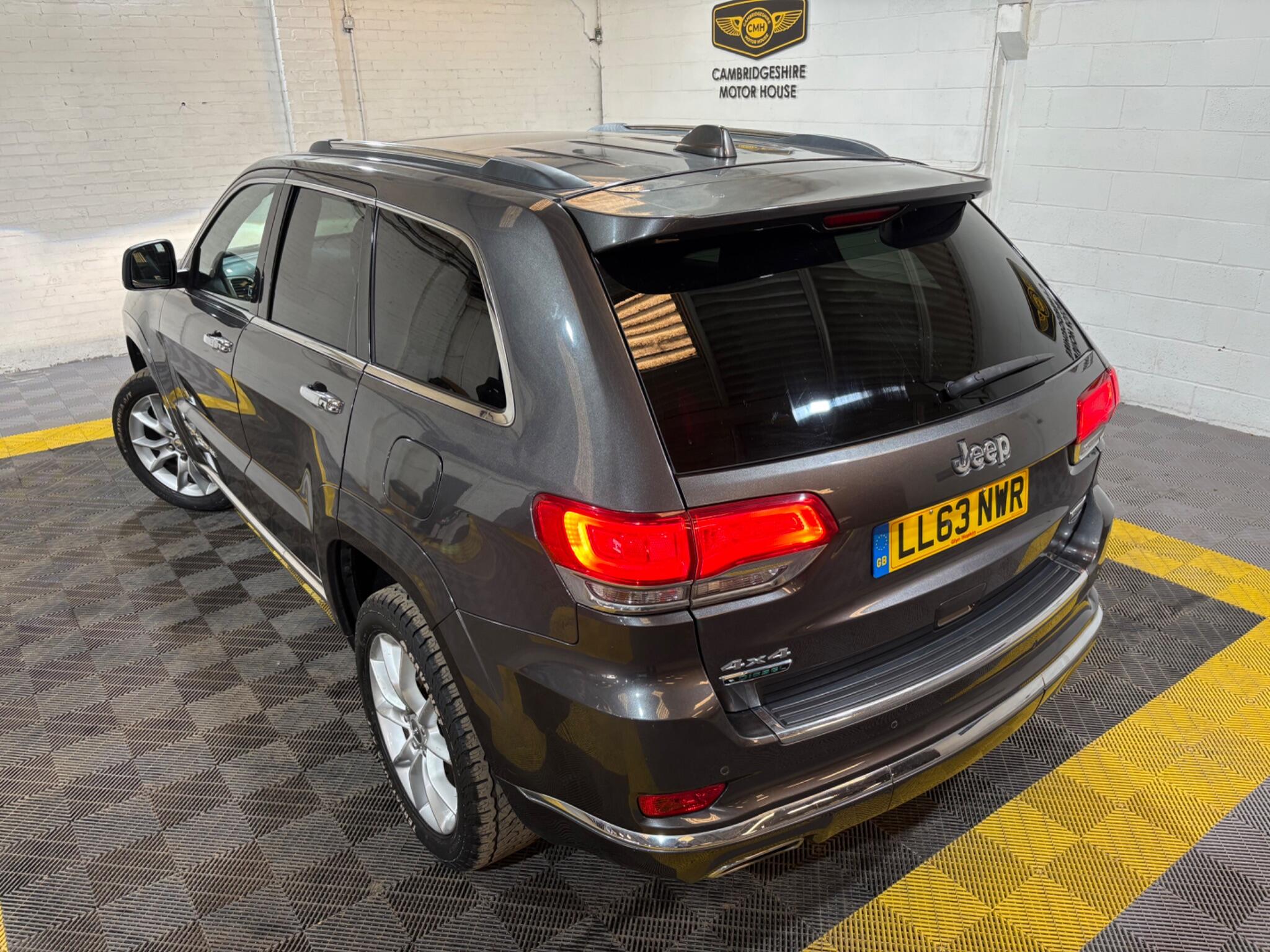 Jeep Grand Cherokee view 2