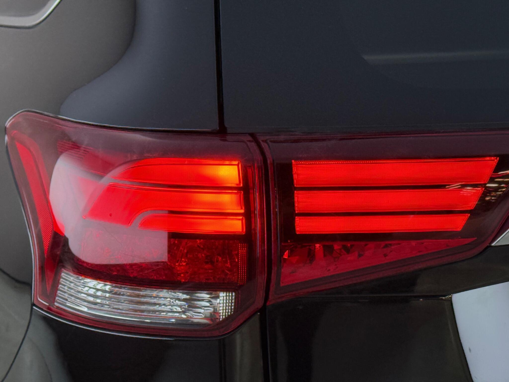 Mitsubishi Outlander view 11