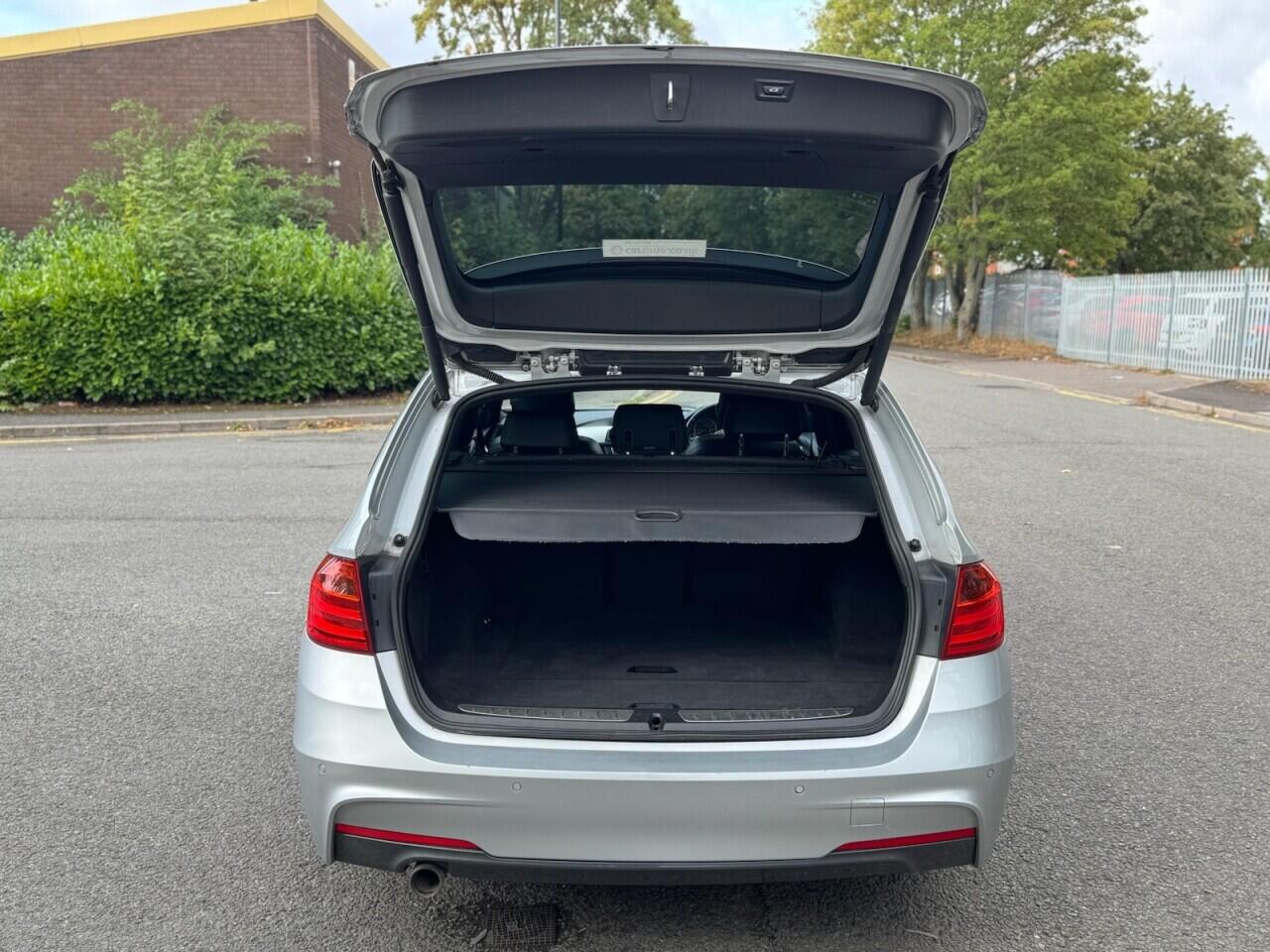 BMW 3 Series view 35