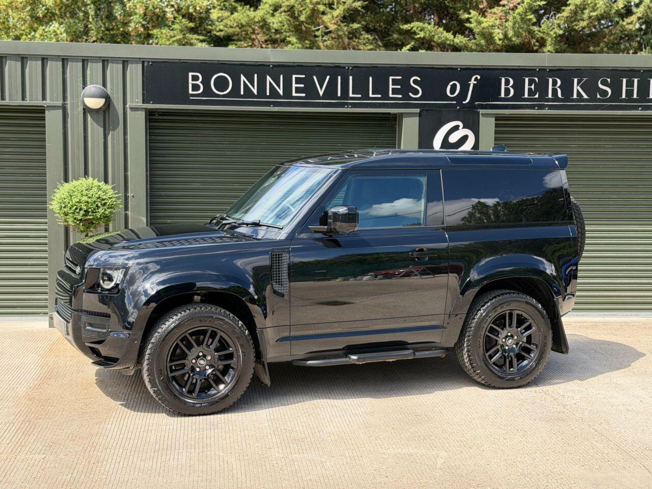 Land Rover Defender 90 view 5