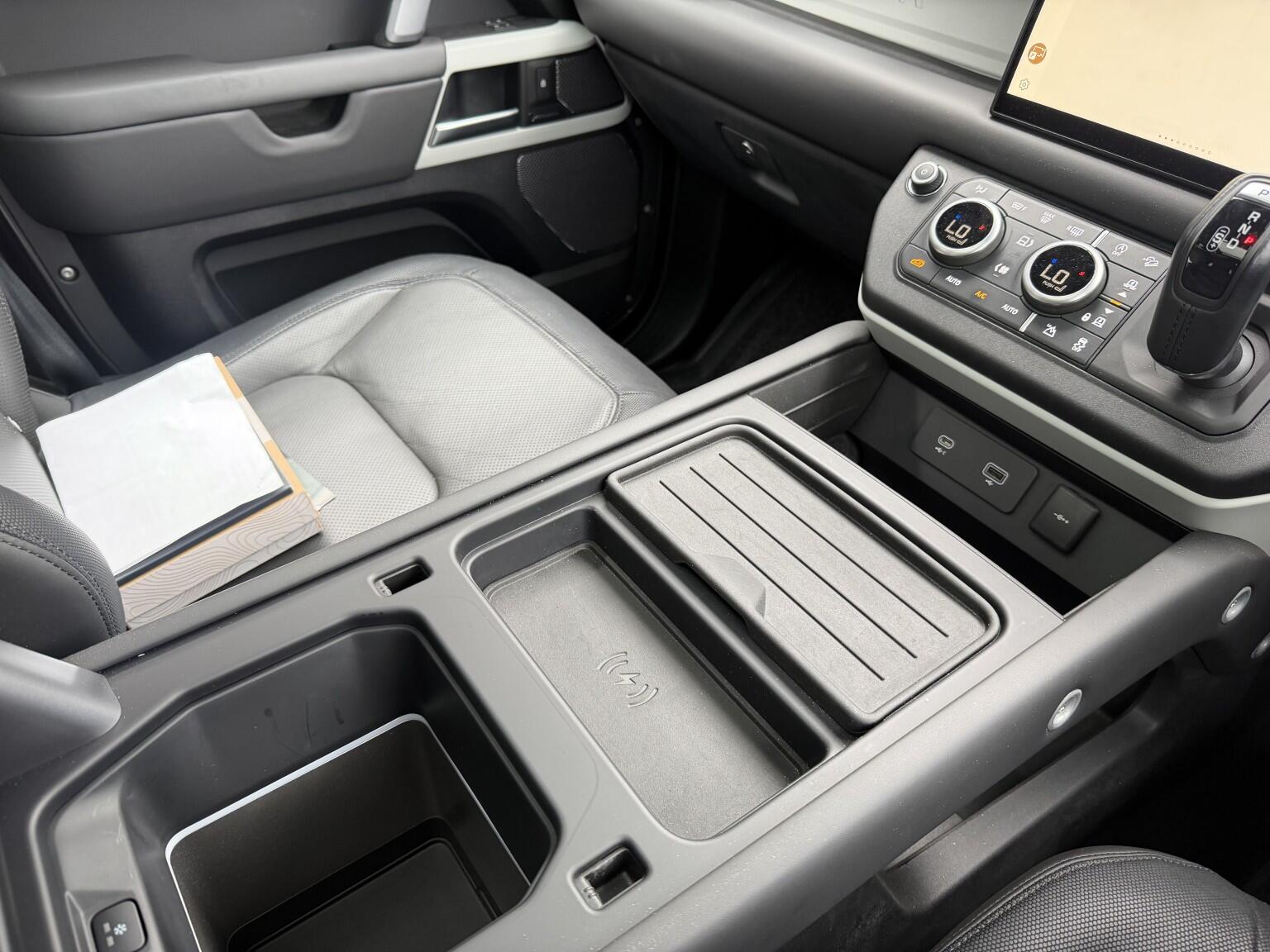 Land Rover Defender 110 view 19