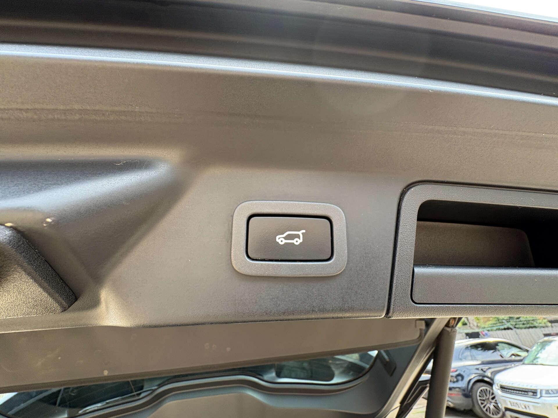 Land Rover Range Rover Velar view 50