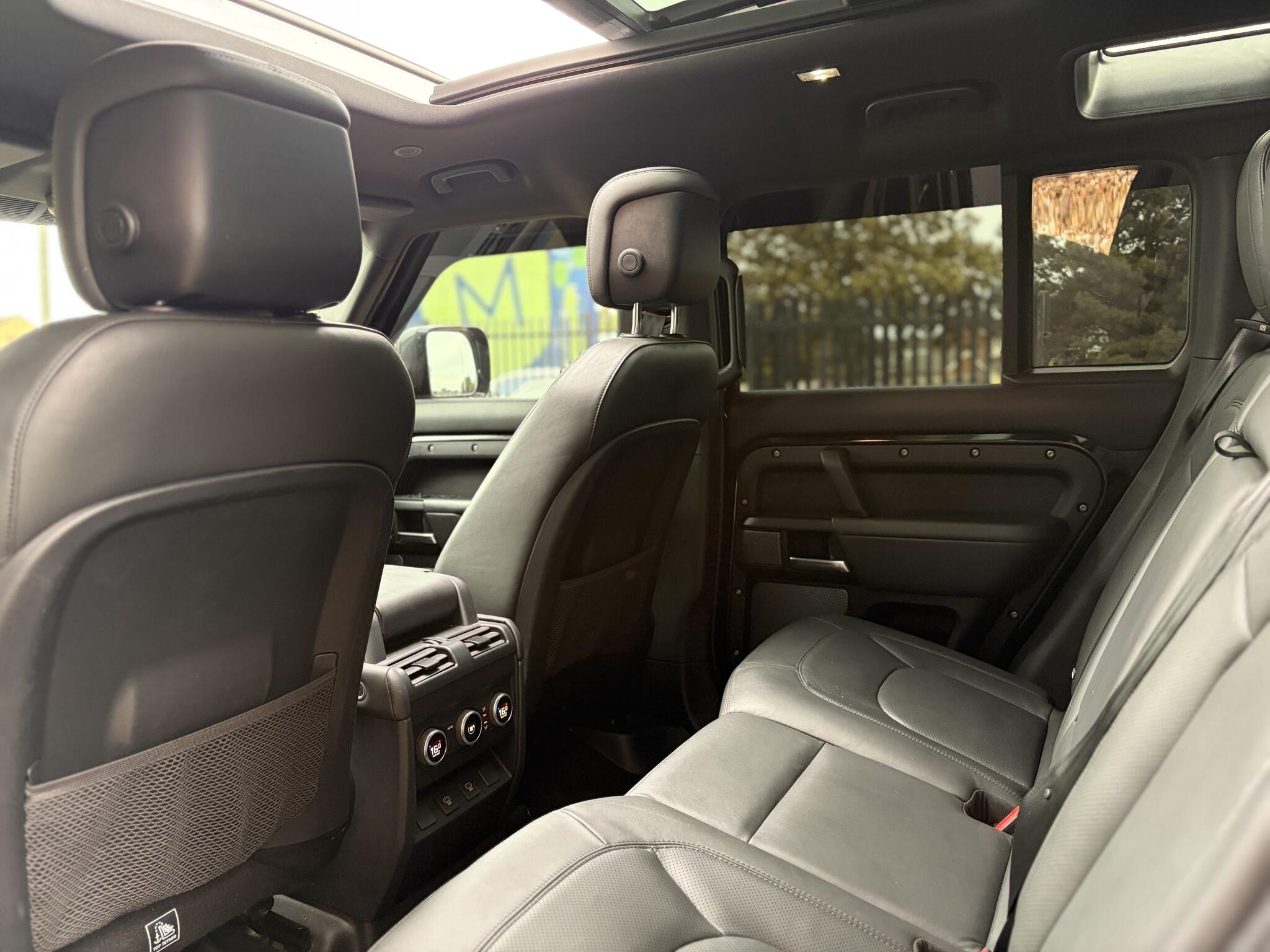 Land Rover Defender 110 view 30
