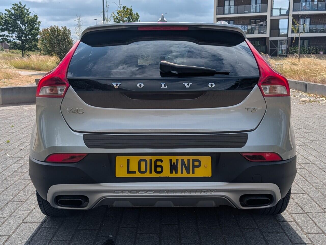 Volvo V40 Cross Country view 14