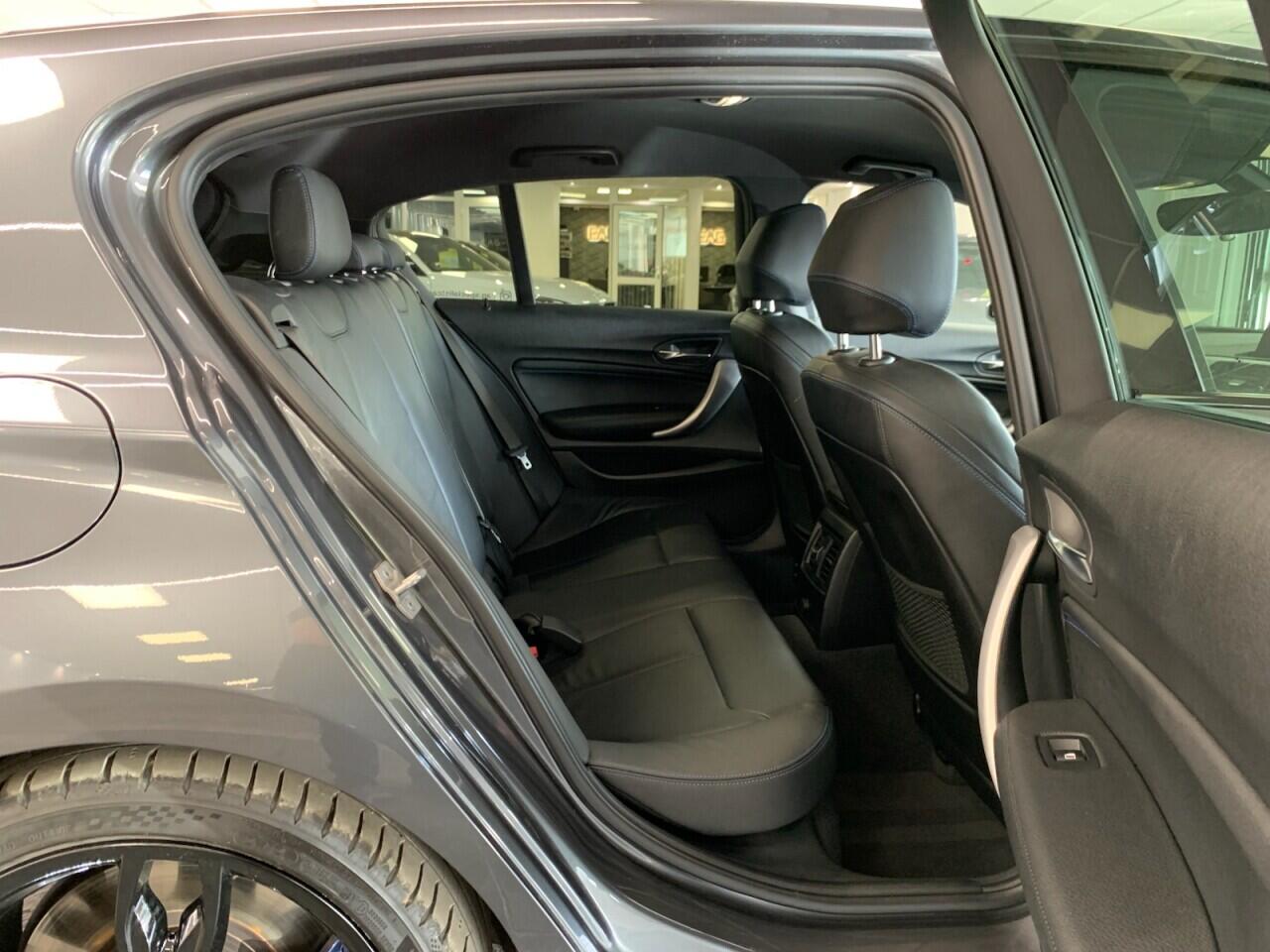 BMW 1 Series view 23