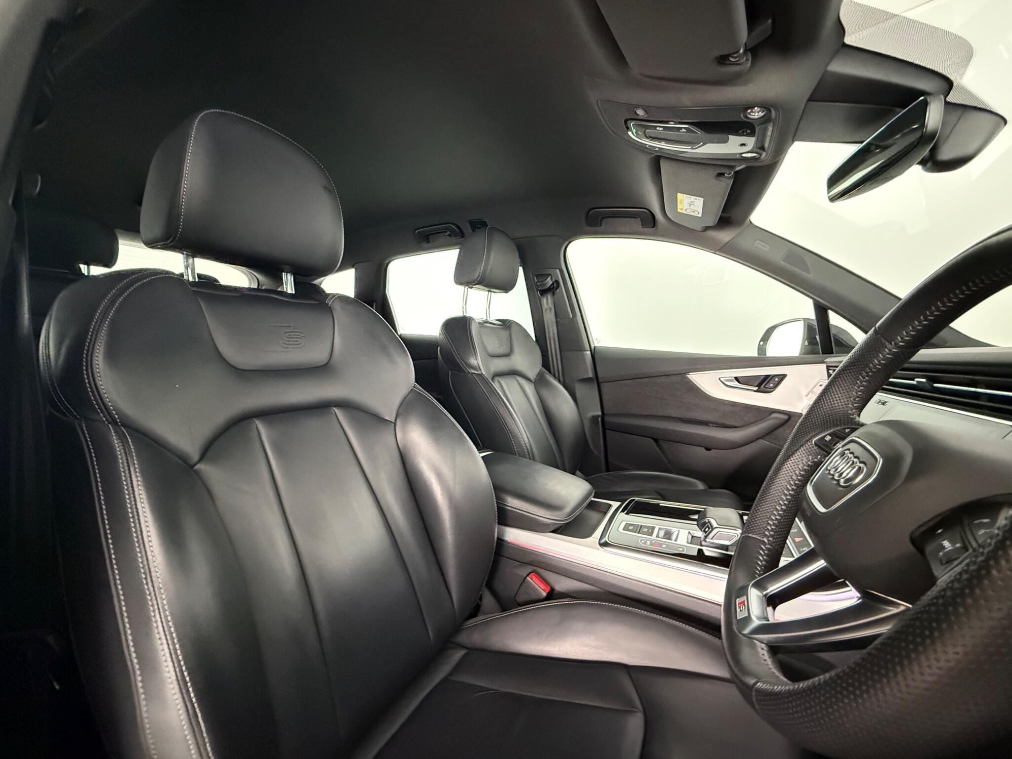 Audi Q7 view 29