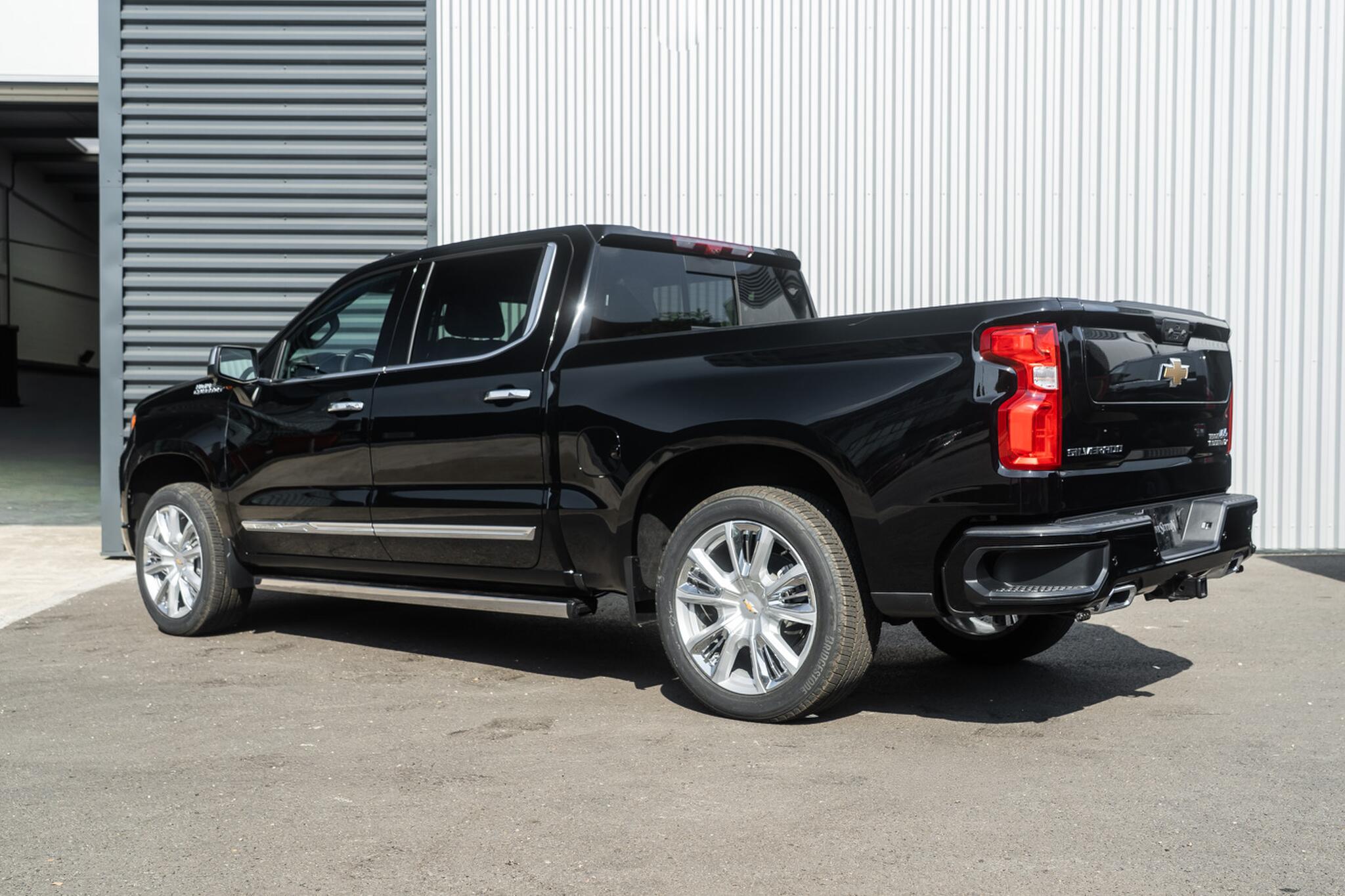 Chevrolet Silverado view 4
