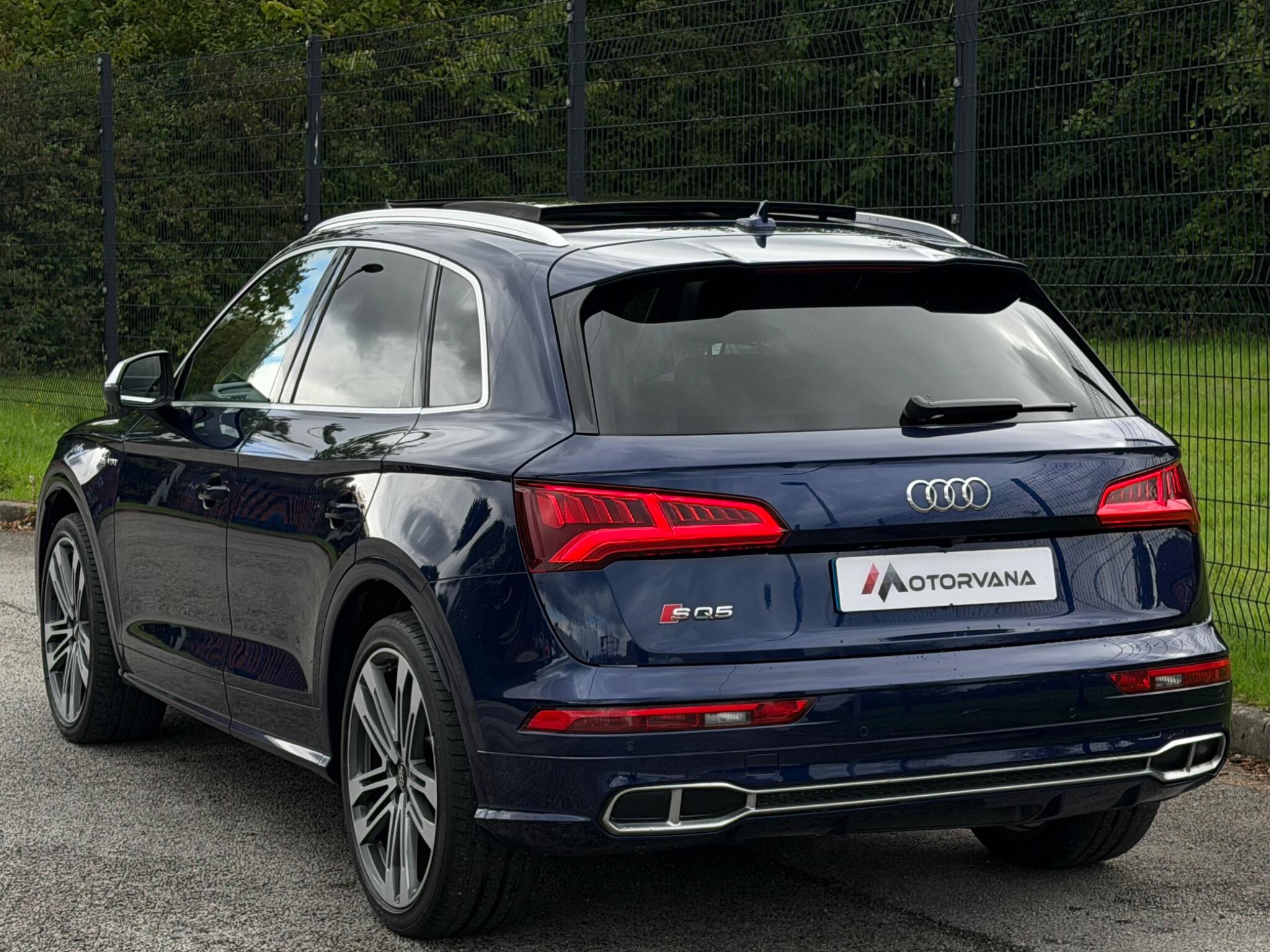 Audi SQ5 view 16