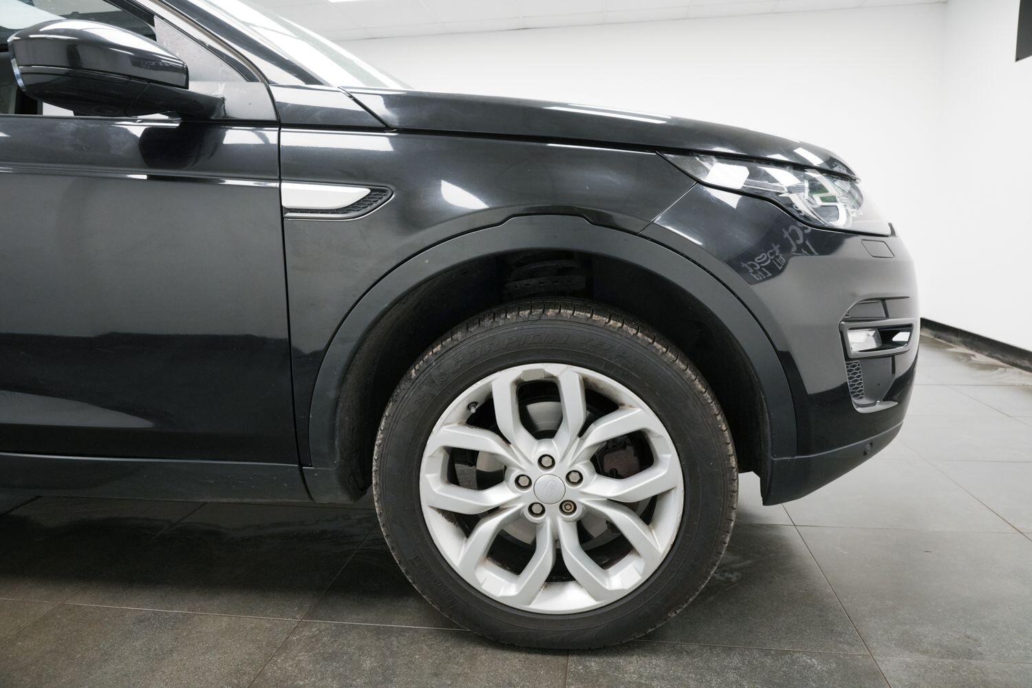 Land Rover Discovery Sport view 5