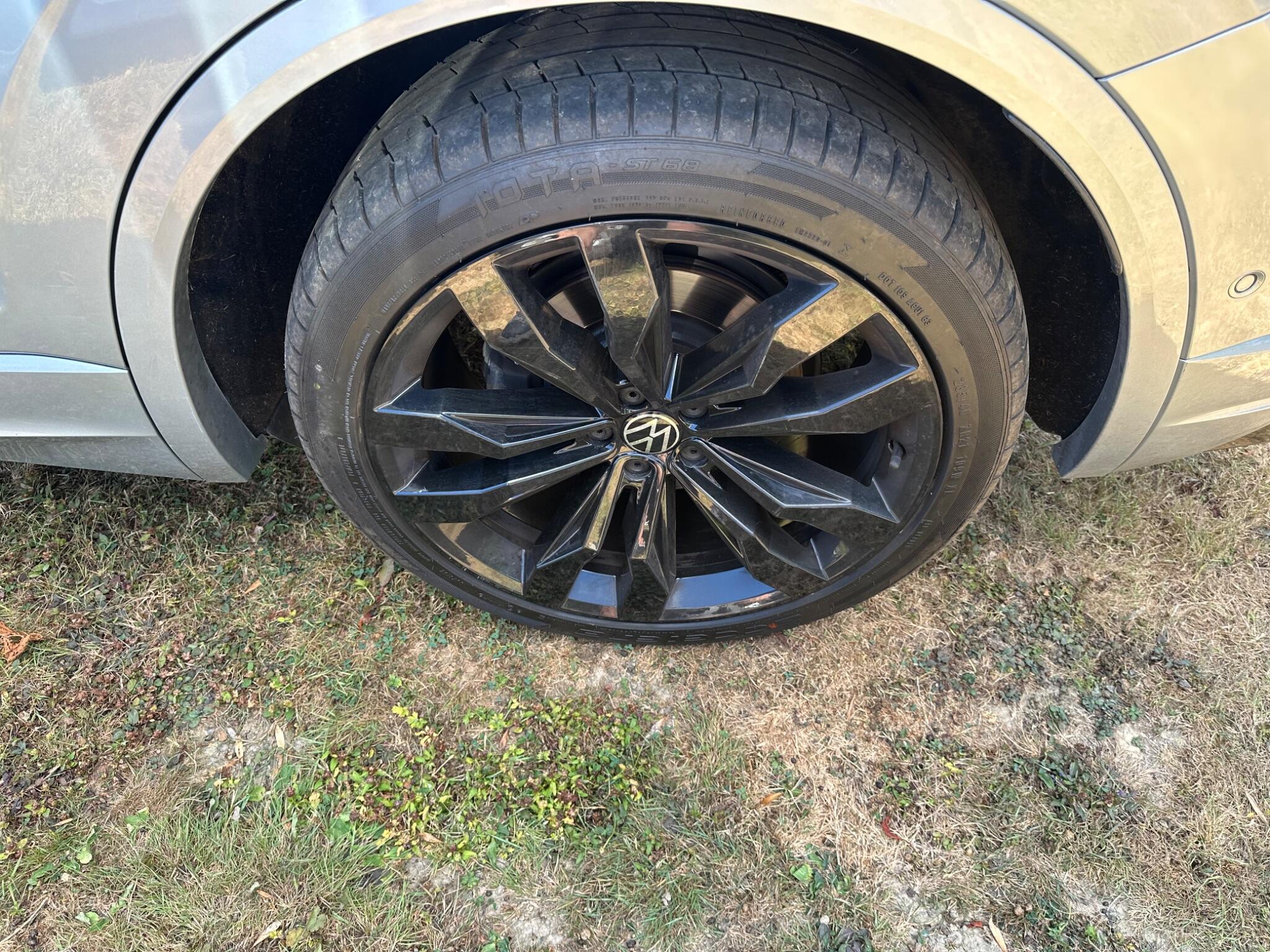 Volkswagen Touareg view 17