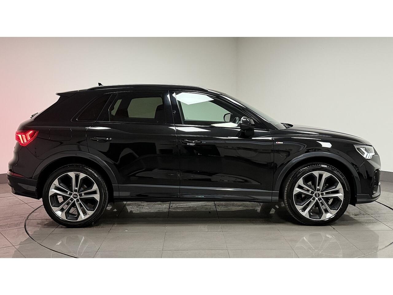 Audi Q3 view 8