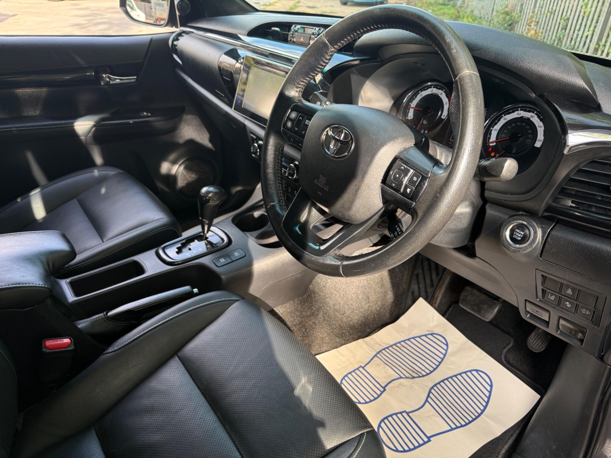 Toyota Hilux view 10