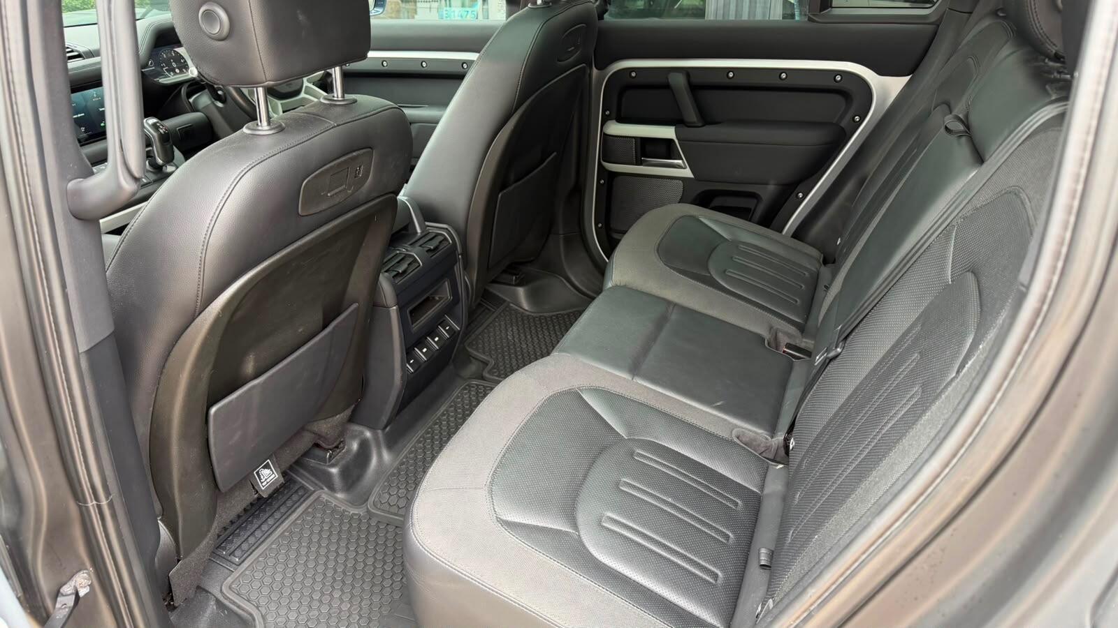 Land Rover Defender 110 view 17