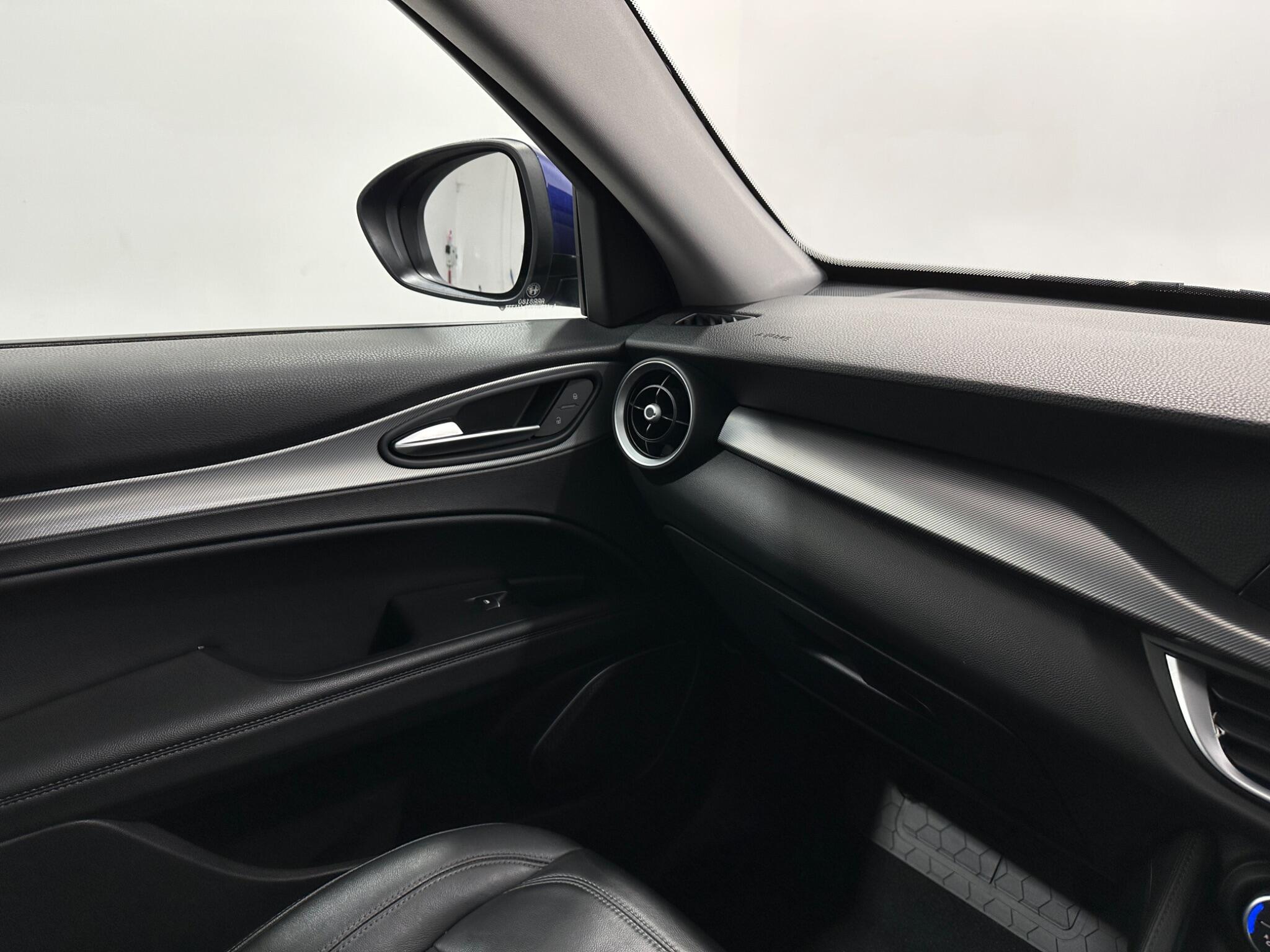 Alfa Romeo Stelvio view 26