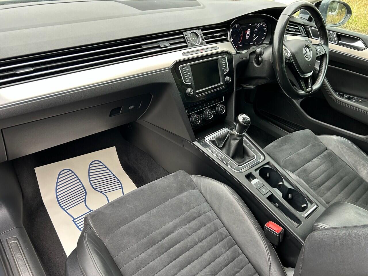 Volkswagen Passat view 20
