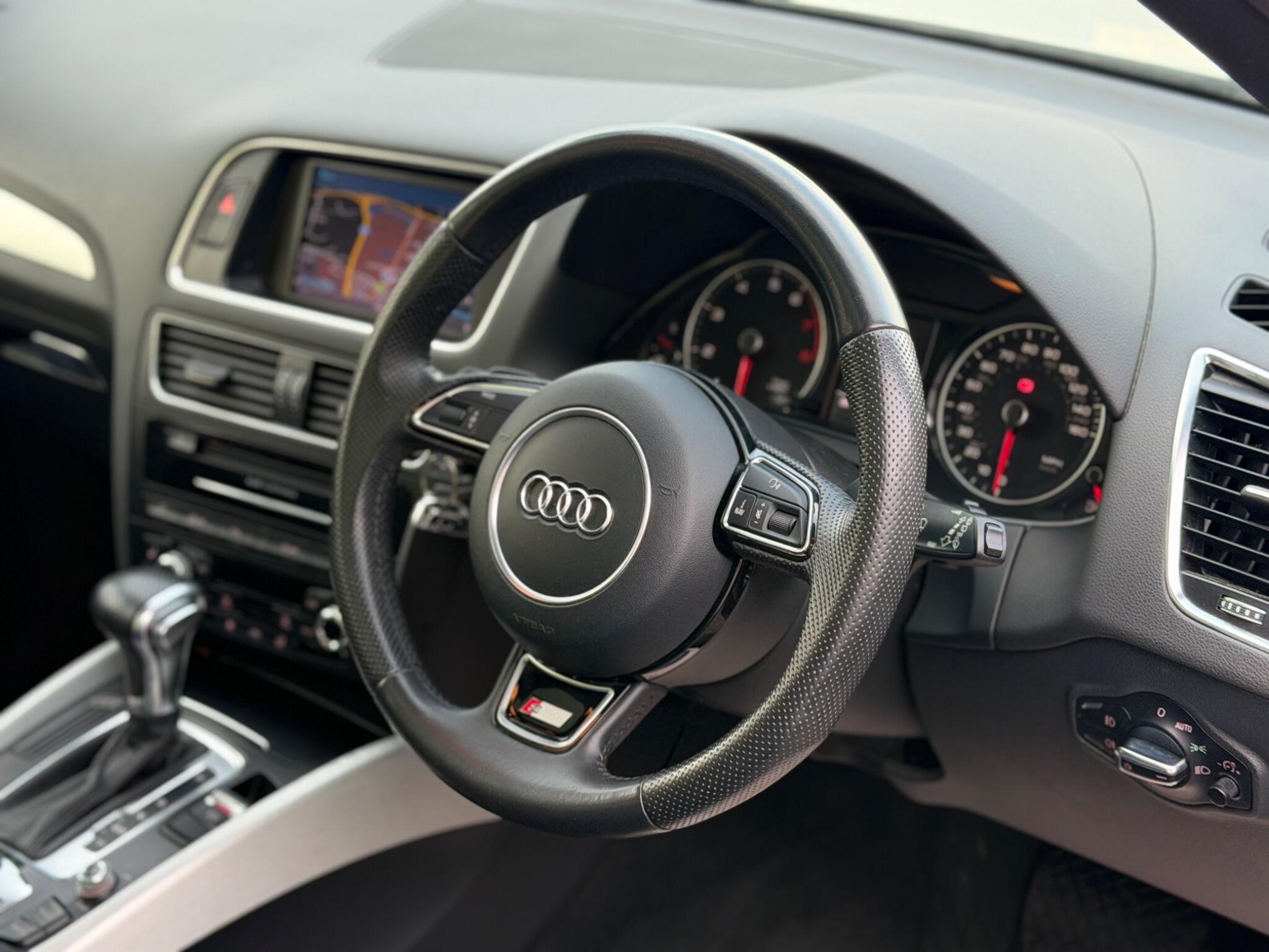 Audi Q5 view 12