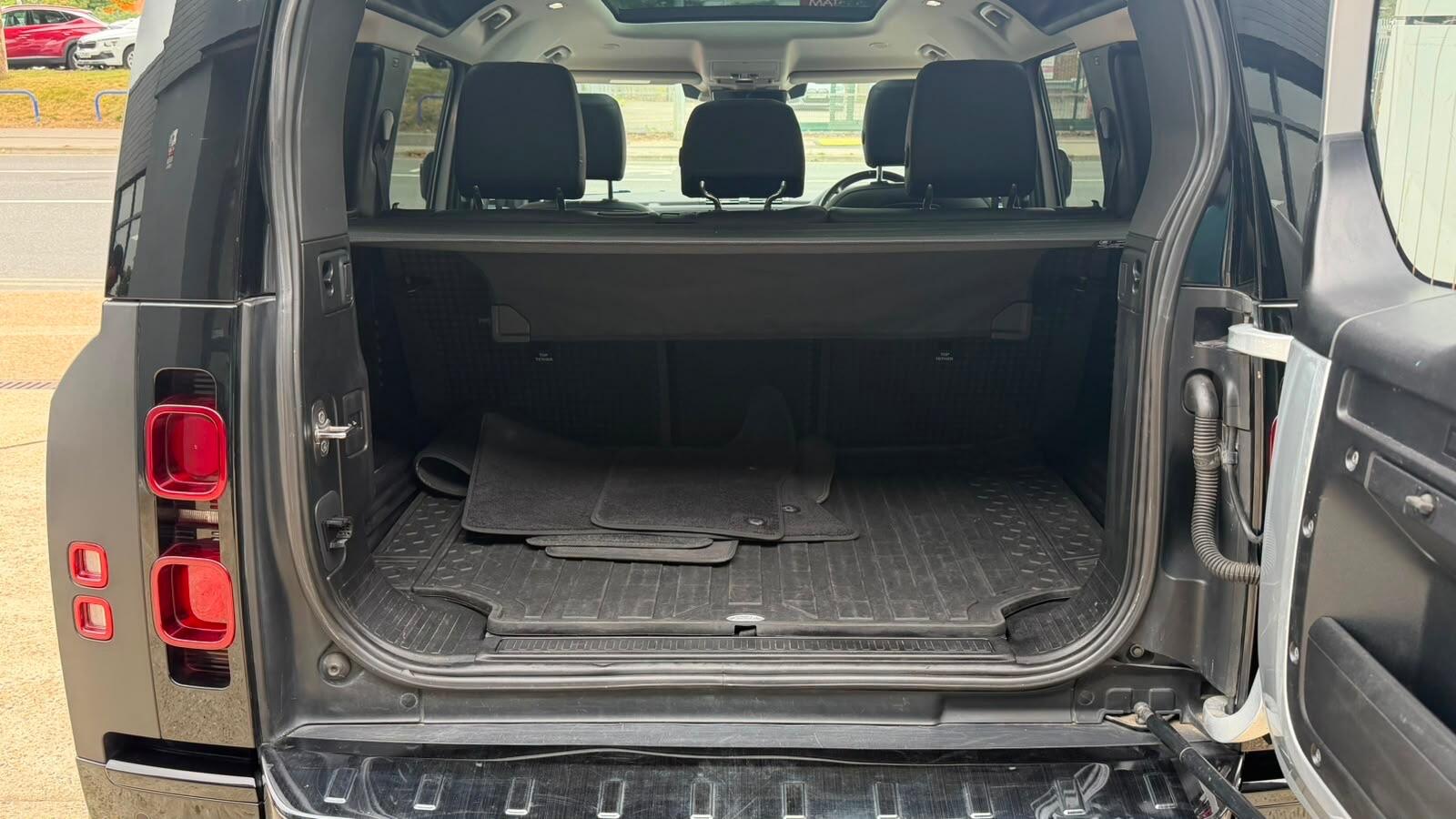 Land Rover Defender 110 view 29