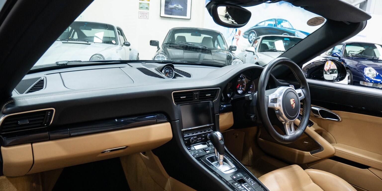 Porsche 911 view 17