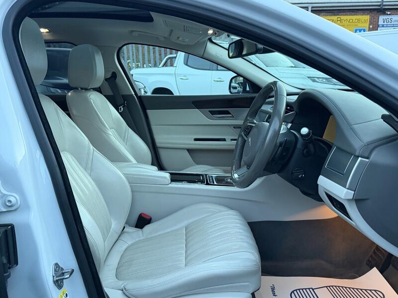 Jaguar XF view 34