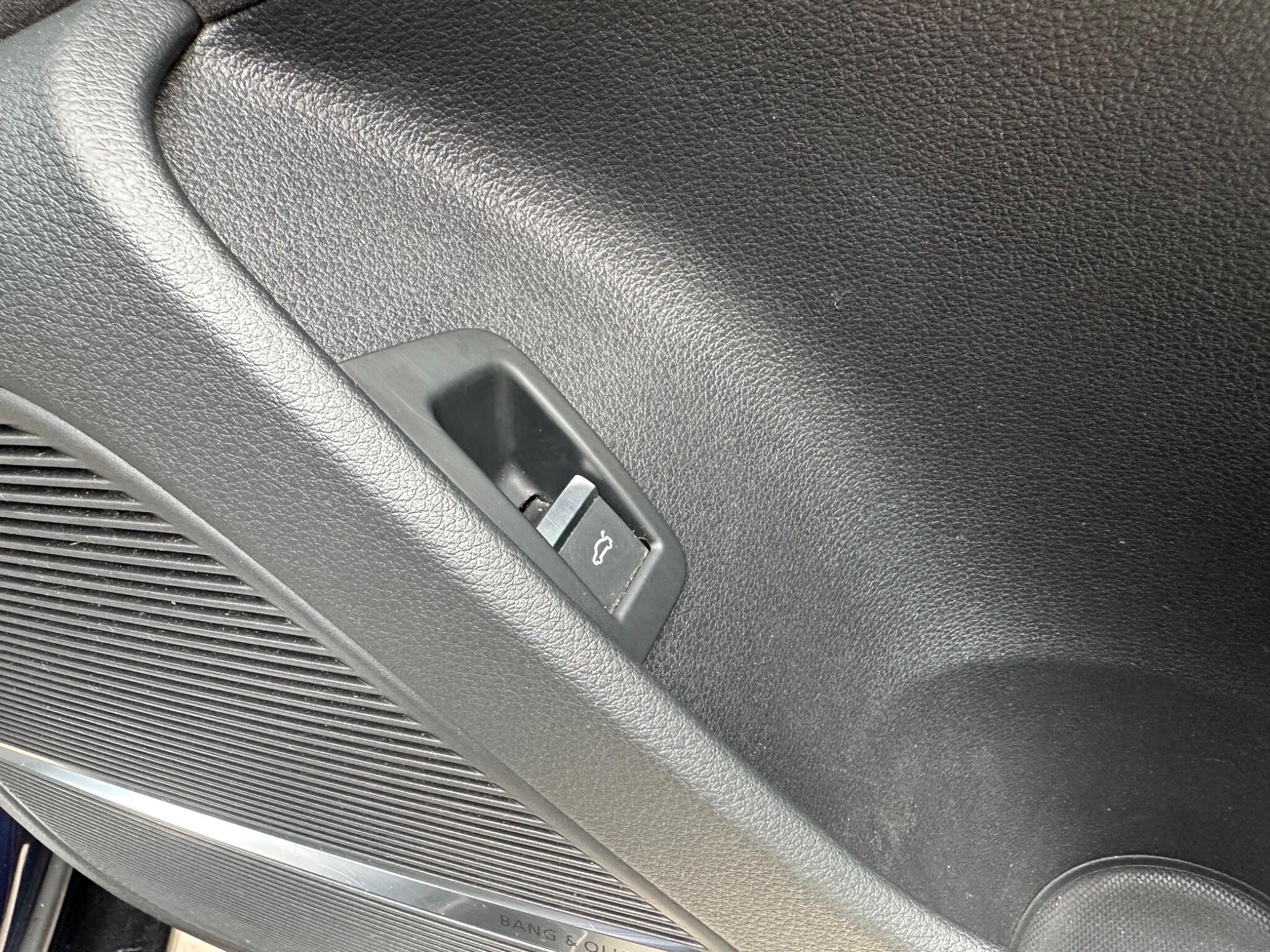 Audi Q8 view 38
