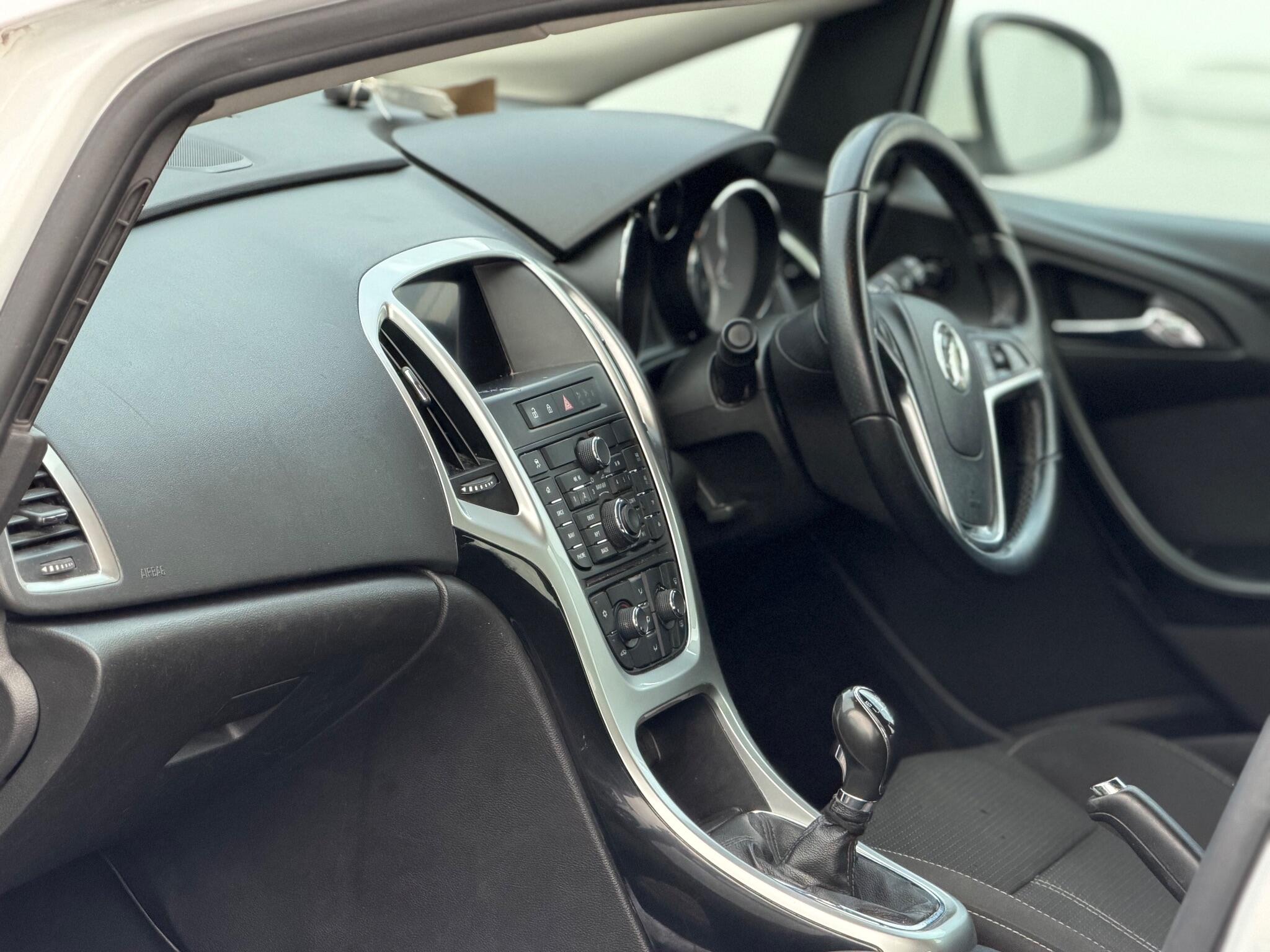 2015 Vauxhall Astra 1.6i Tech Line GT Euro 6 5dr image 20