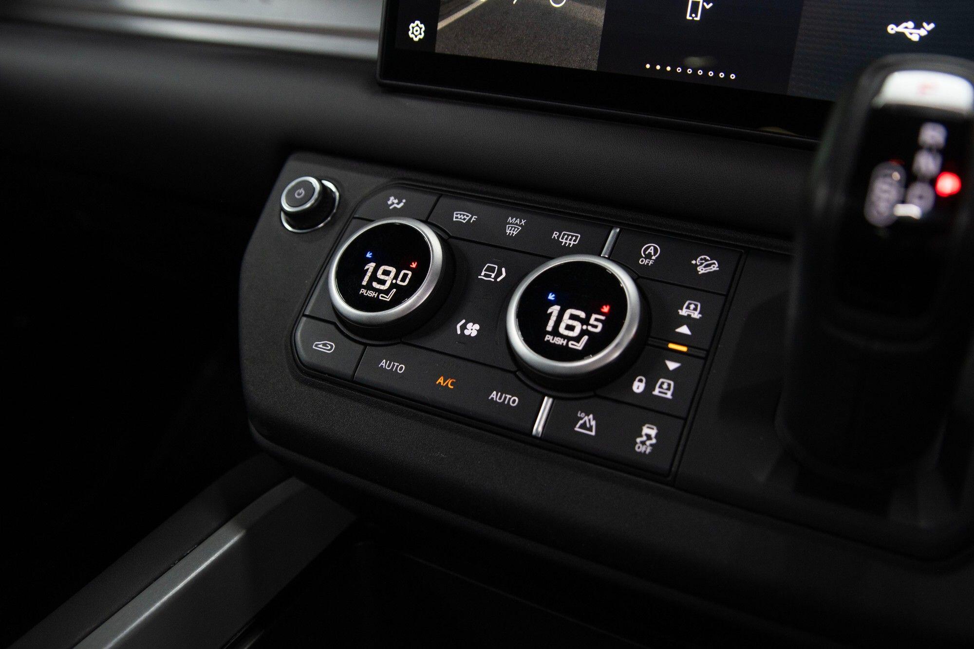 Land Rover Defender 110 view 30