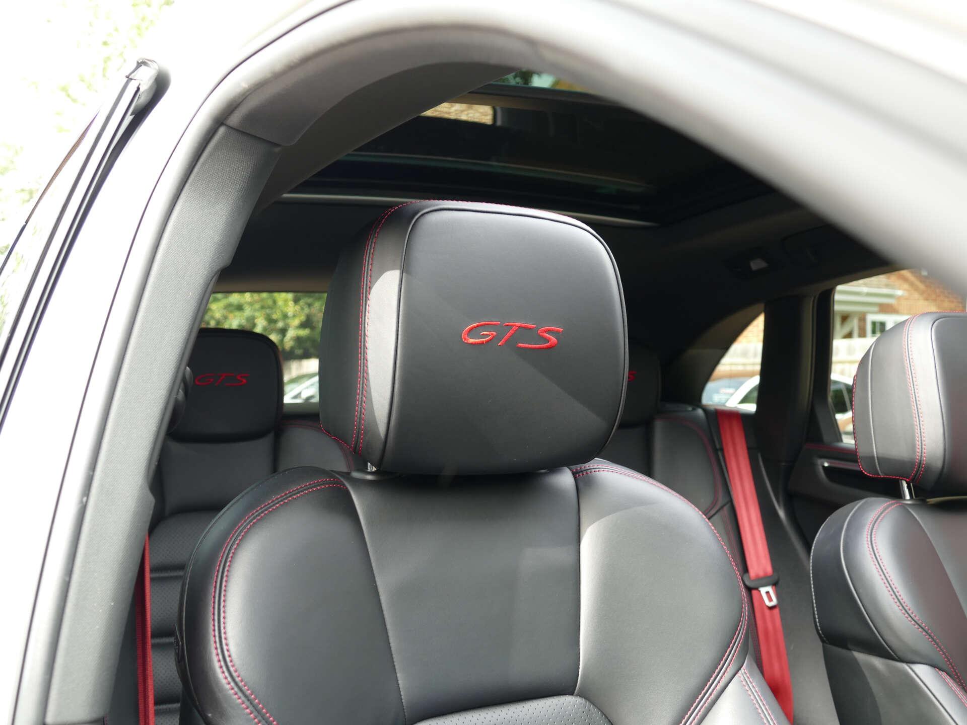 Porsche Macan view 22