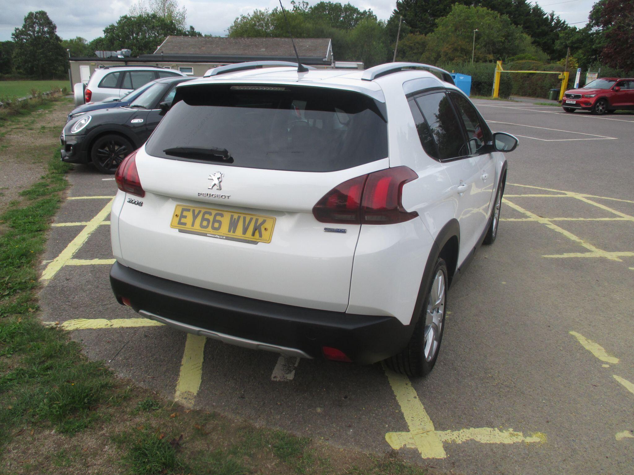Peugeot 2008 view 16
