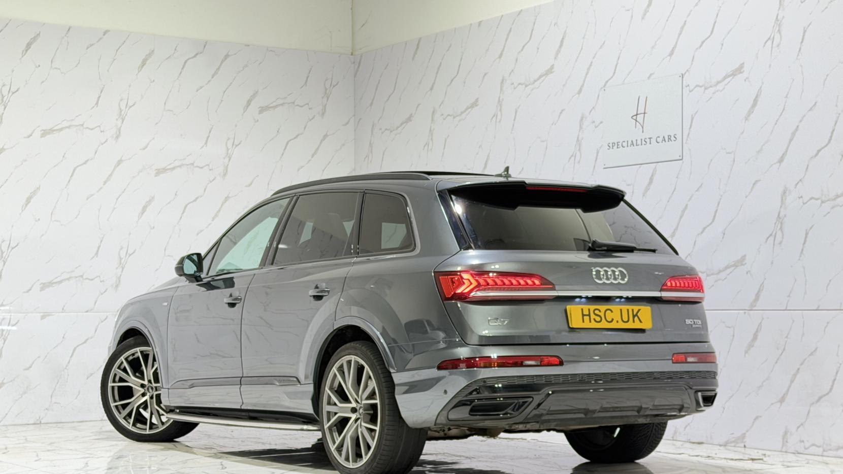 Audi Q7 view 6