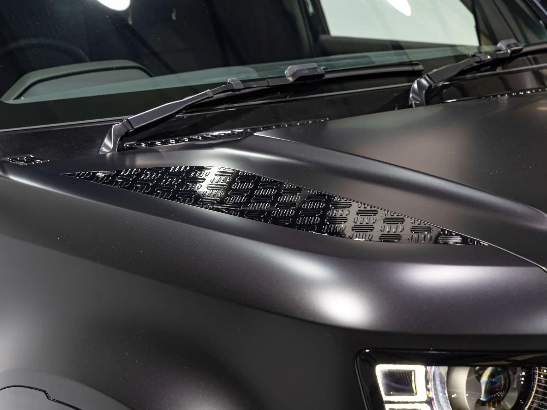 Land Rover Defender 110 view 16