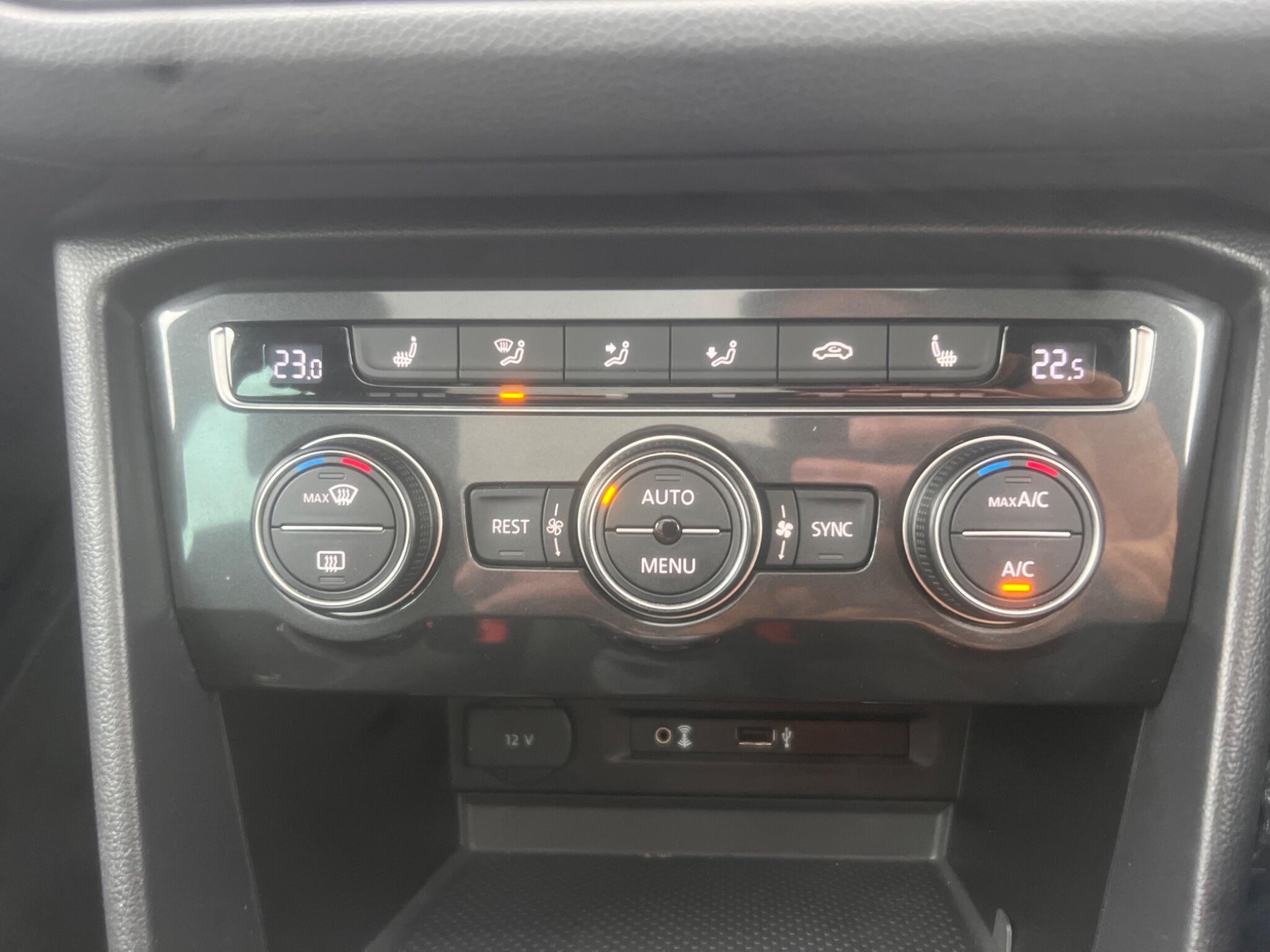 2017 Volkswagen Tiguan 2.0 TDI BlueMotion Tech SEL Euro 6 (s/s) 5dr • 52,000 miles image 32