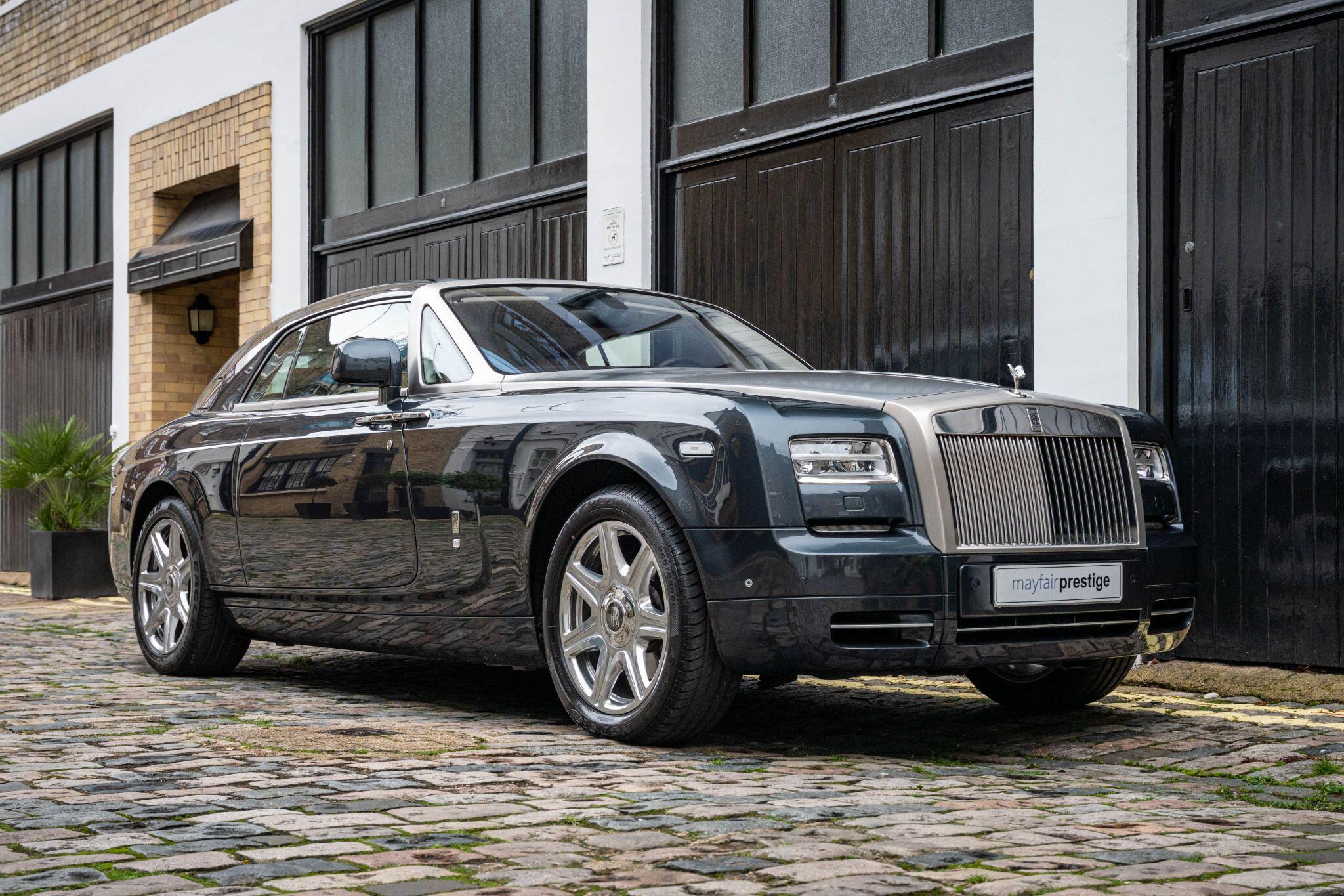 Rolls-Royce Phantom view 3