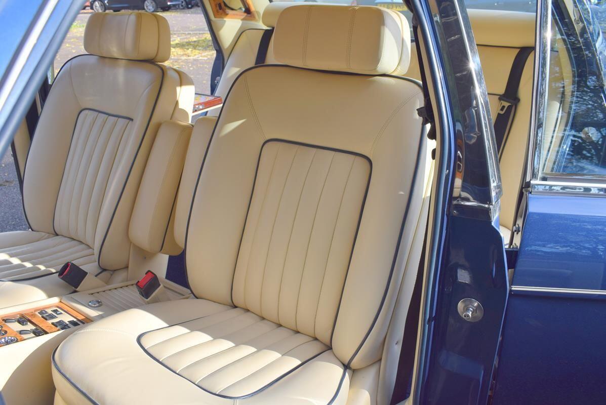 Rolls-Royce Silver Spirit view 22