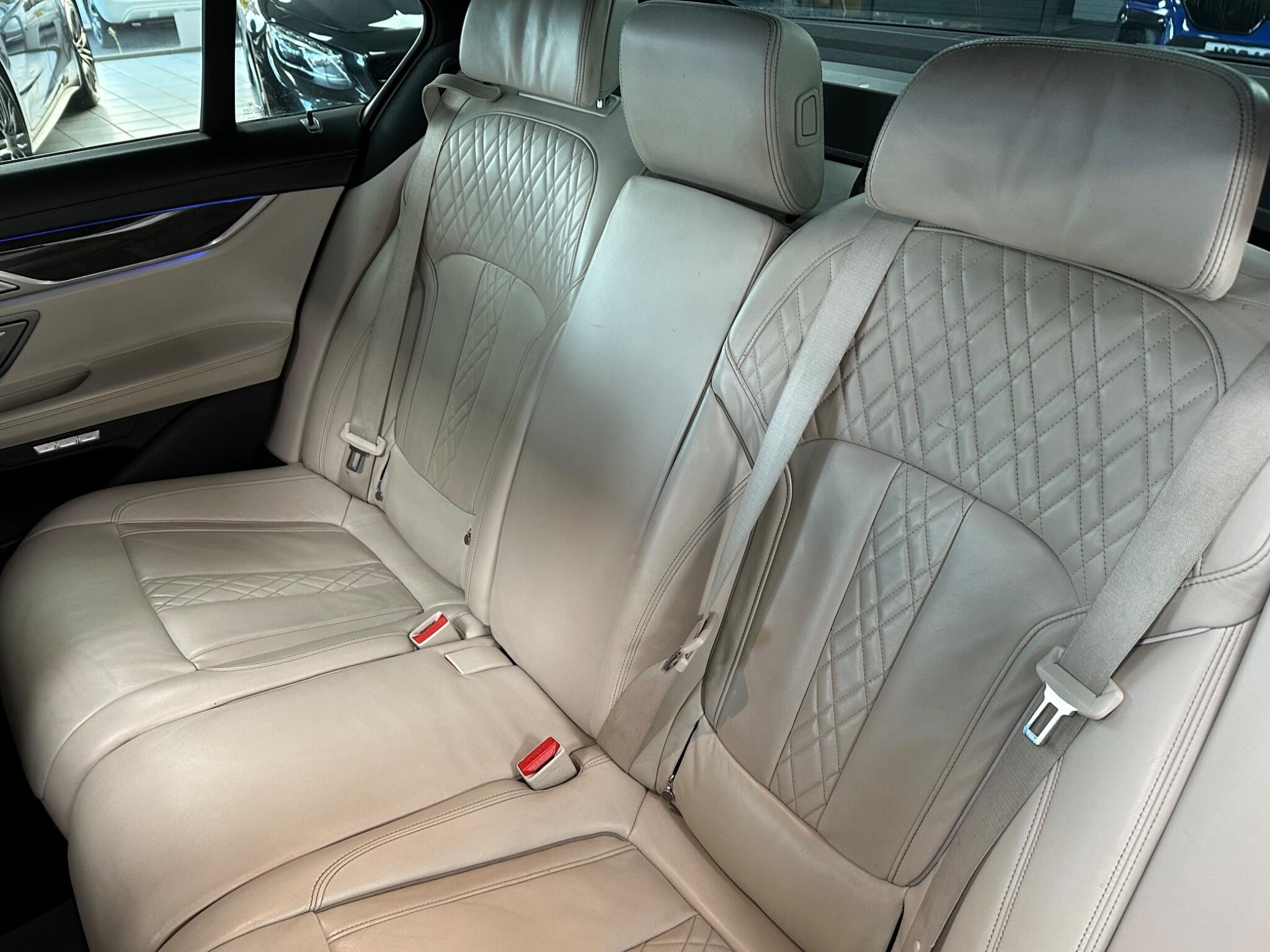 BMW 7 Series view 37