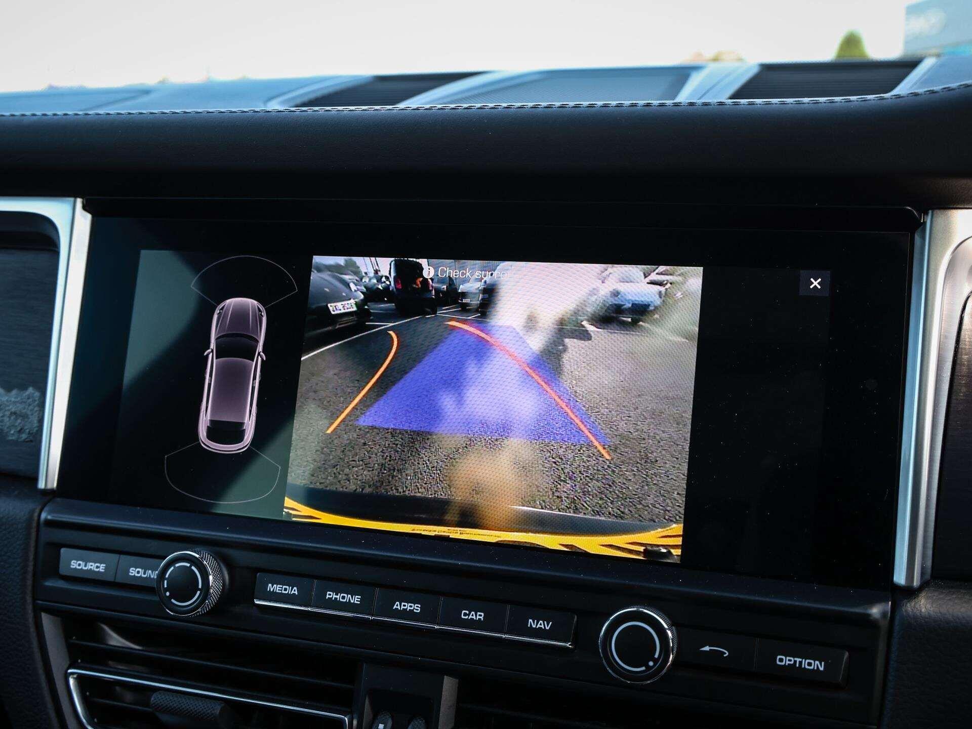 Porsche Macan view 19