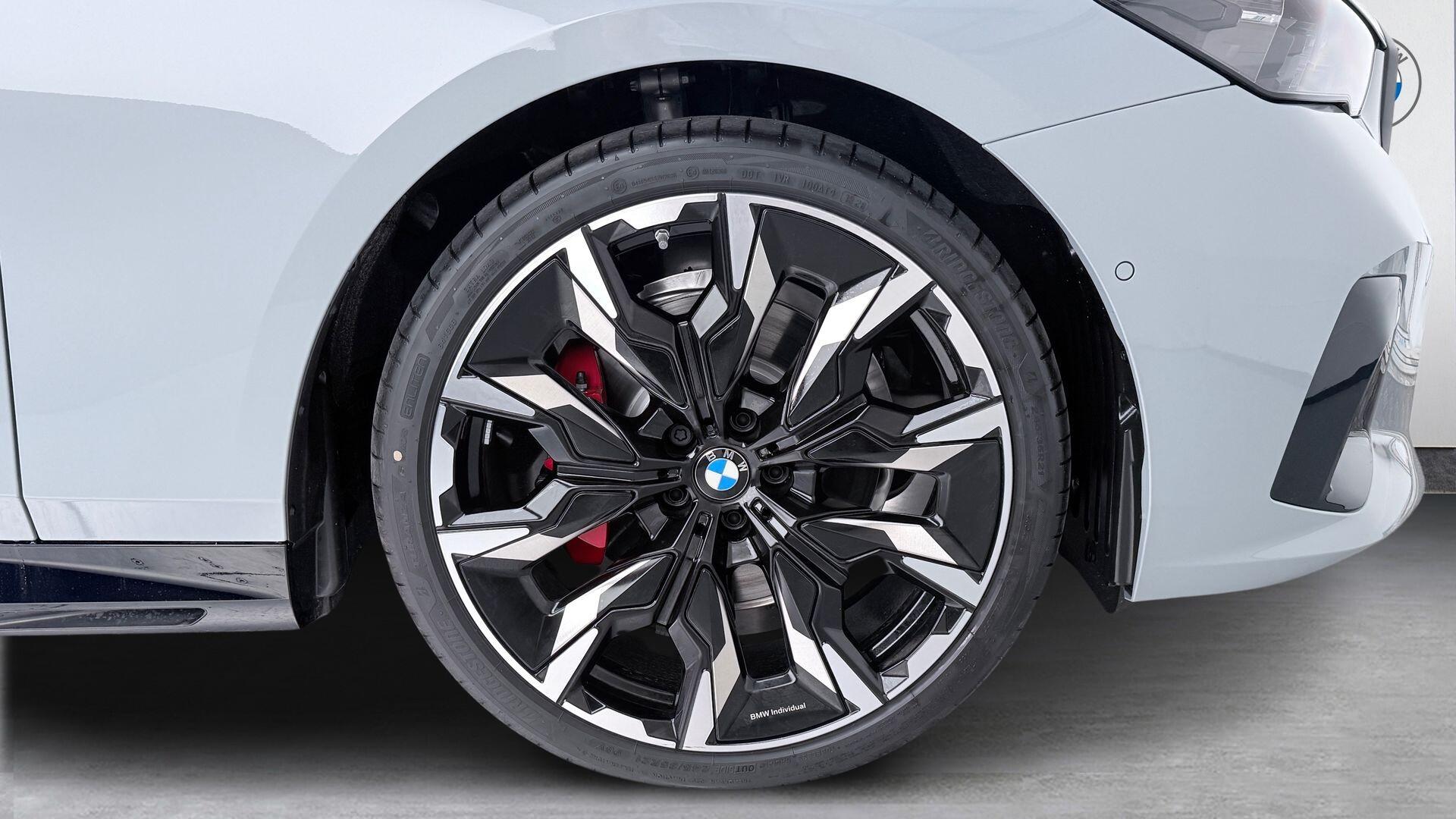 BMW 5 Series view 14