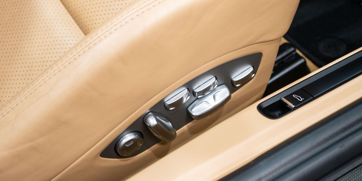 Porsche 911 view 22