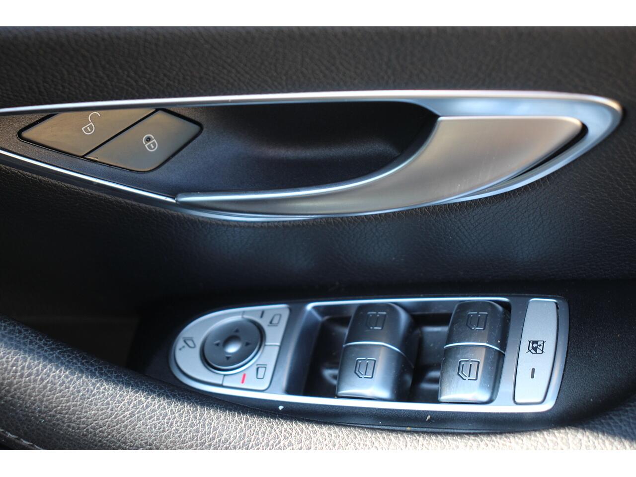 Mercedes-Benz E Class view 31