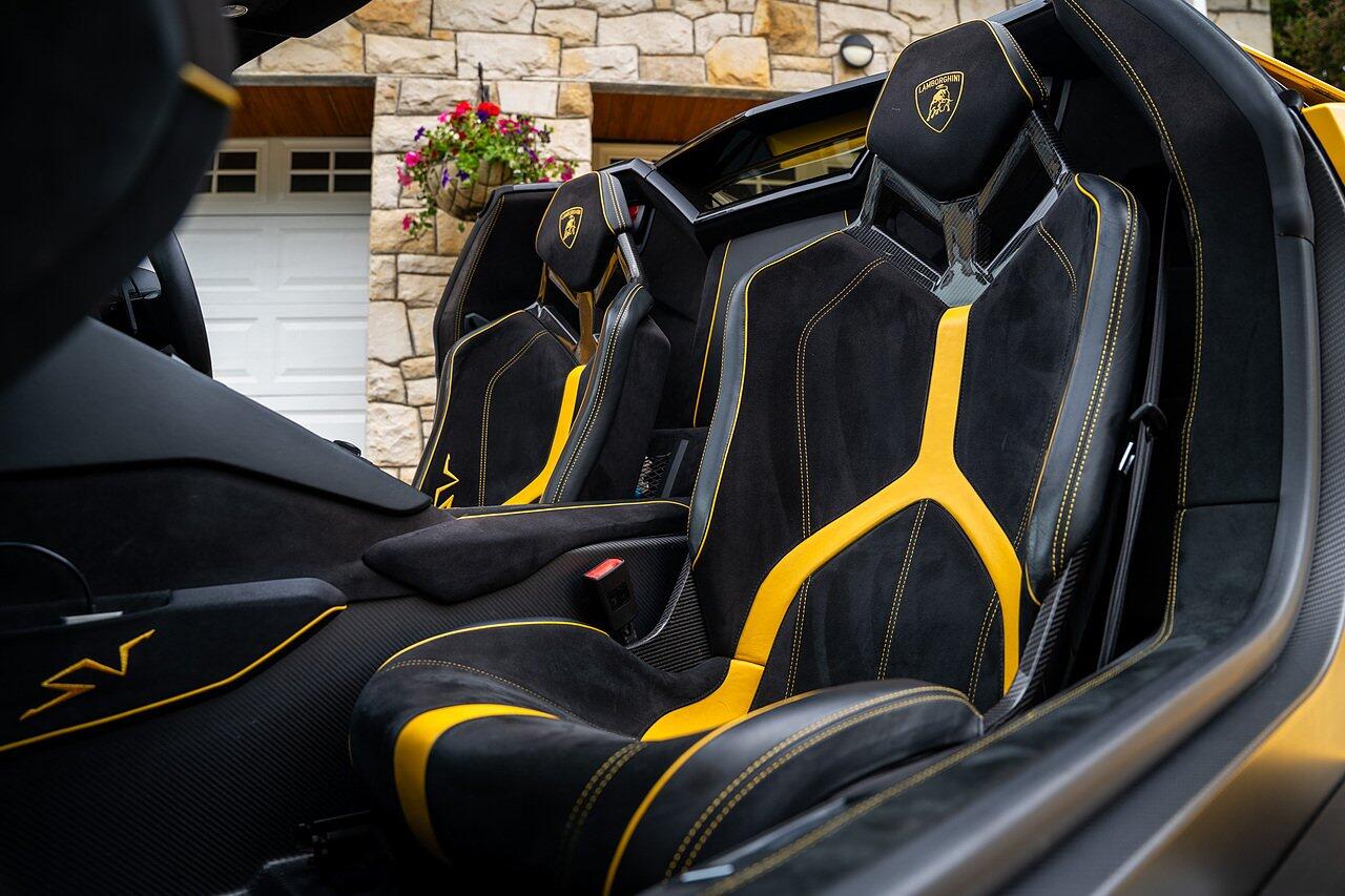 Lamborghini Aventador view 64