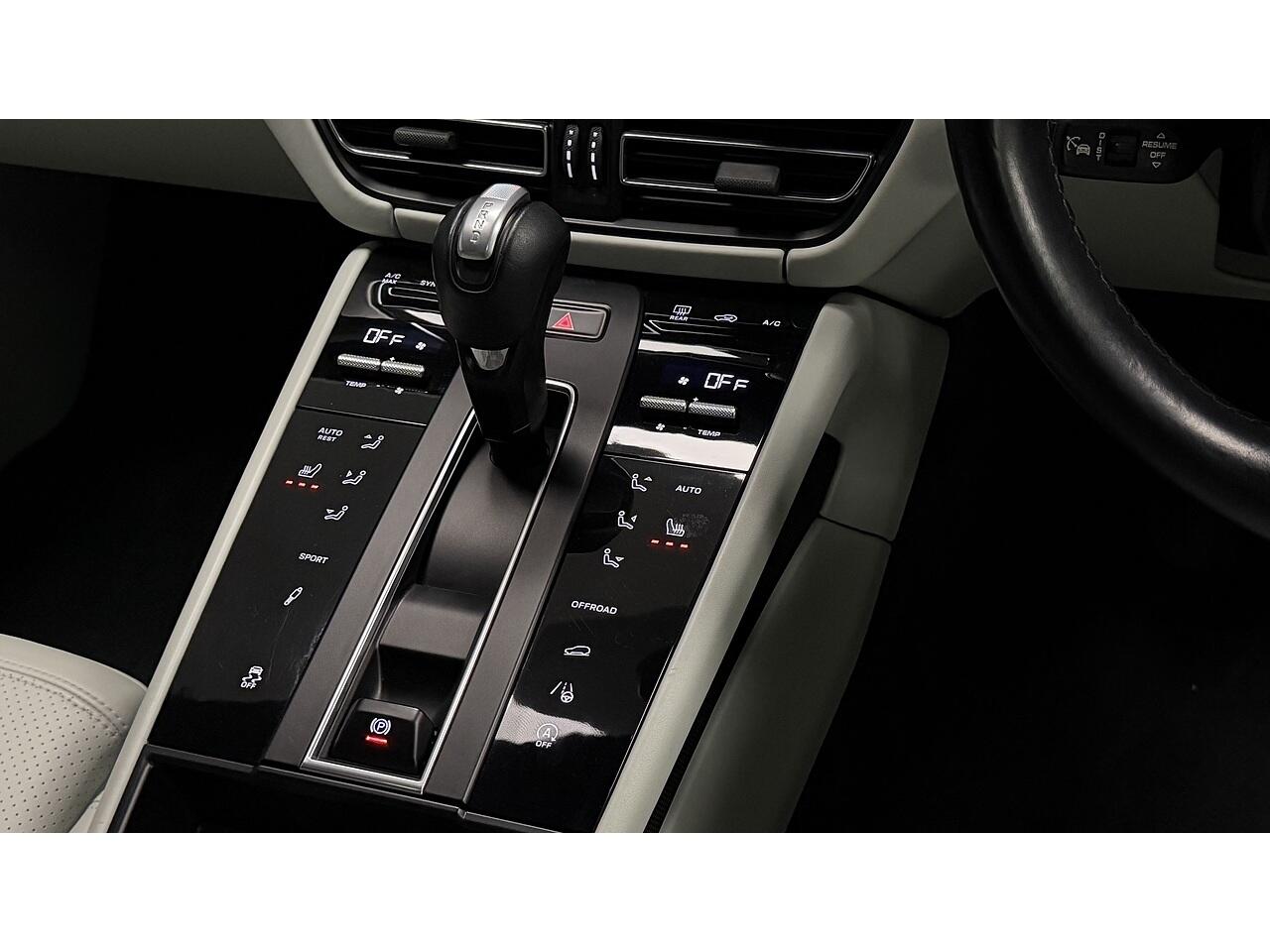 Porsche Macan view 23