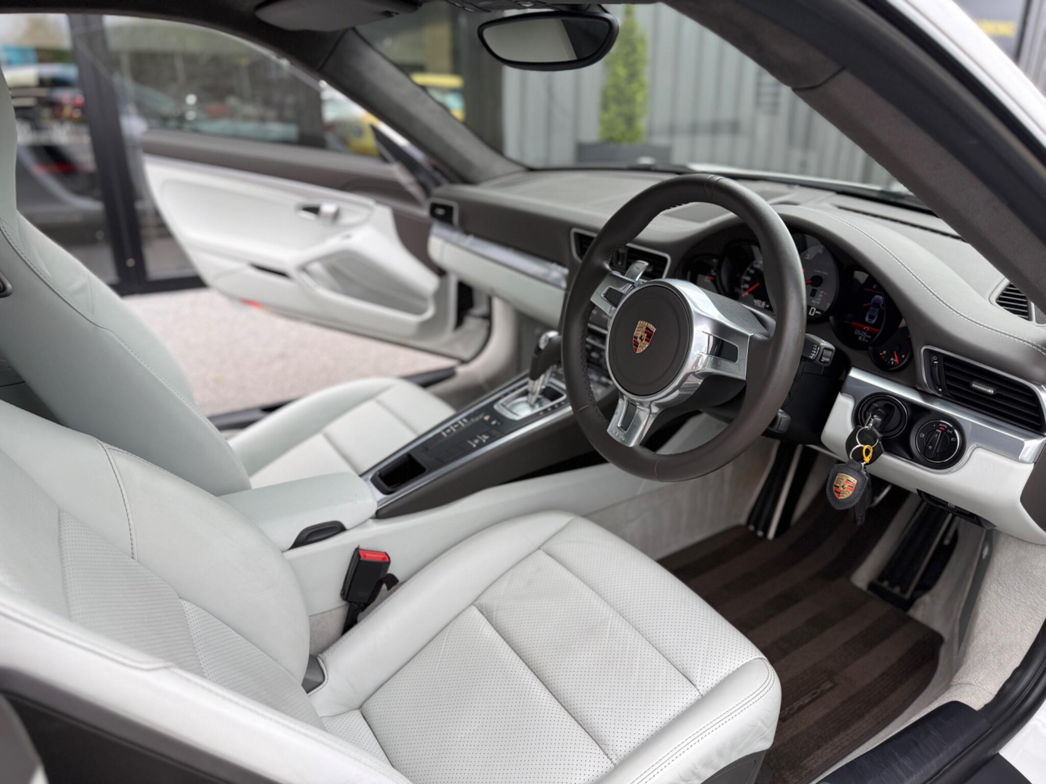 Porsche 911 view 29