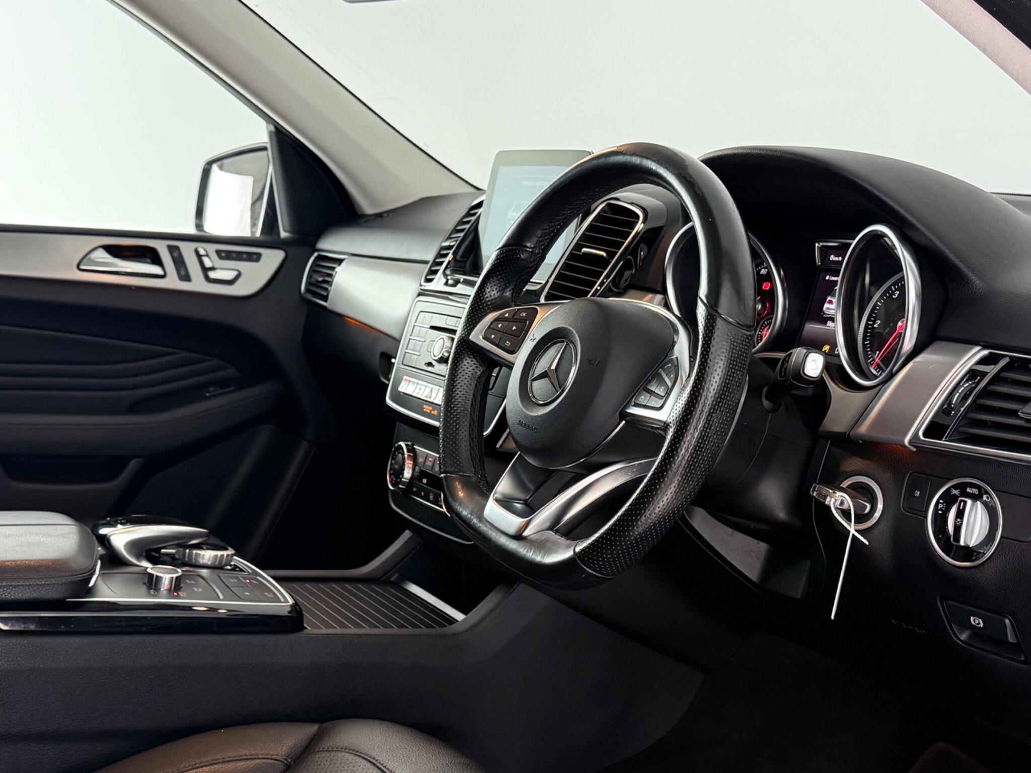 Mercedes-Benz GLE view 3