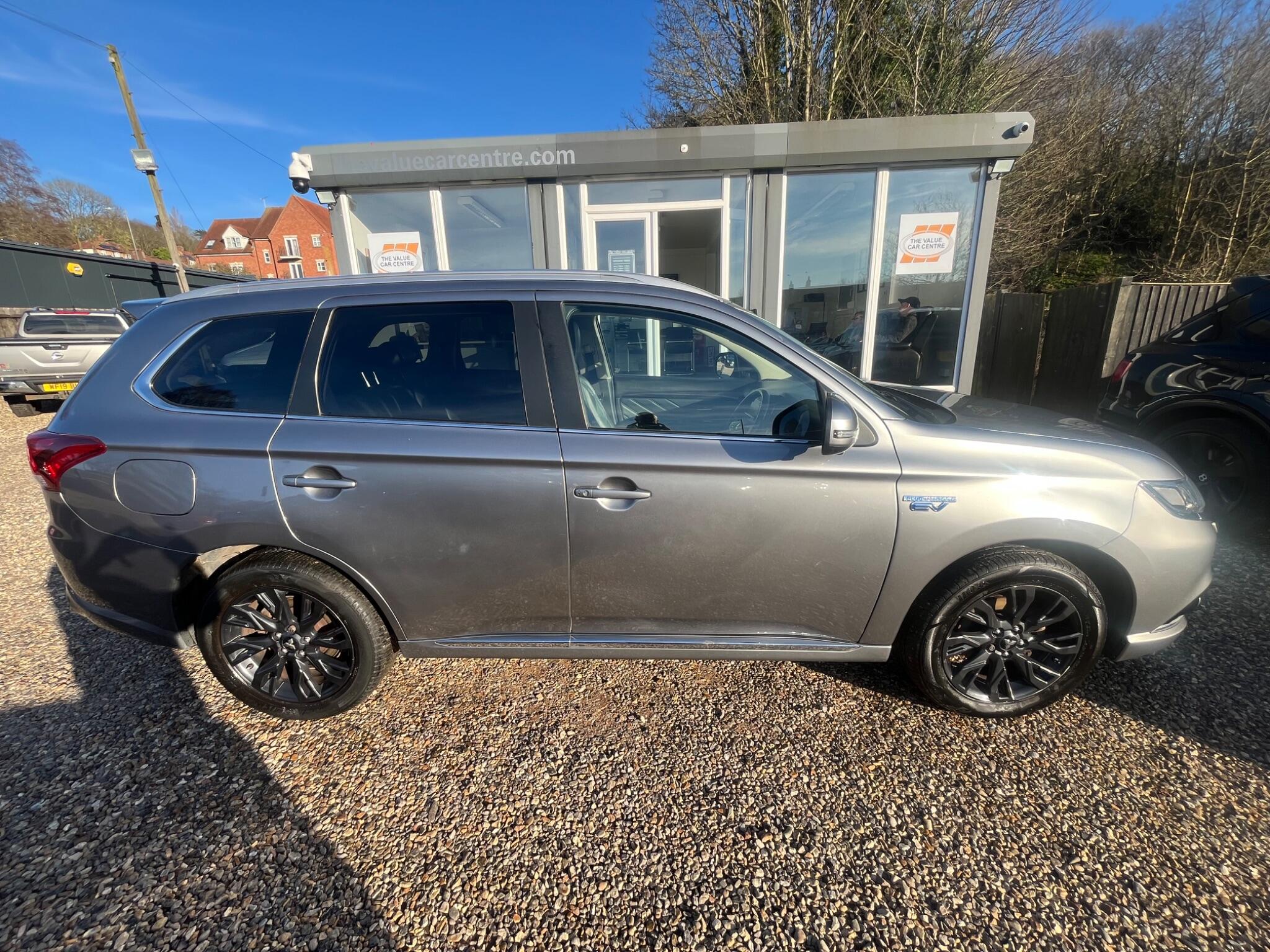 Mitsubishi Outlander view 3